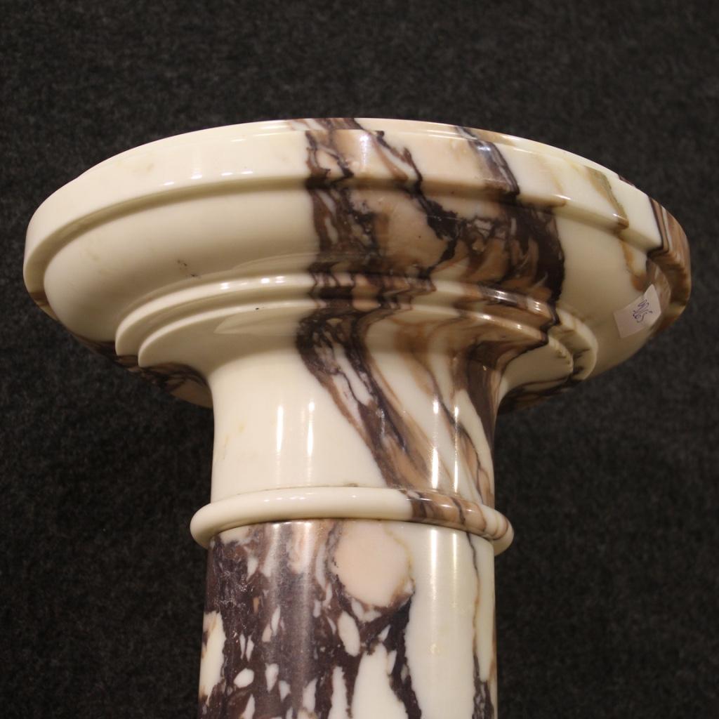 A beautiful Italian column in marble, 20th century. 

Italian column from the second half of the 20th century. Furniture in marble of excellent quality, pleasantly sculpted and composed of three separable elements (base + column + top, see photo).