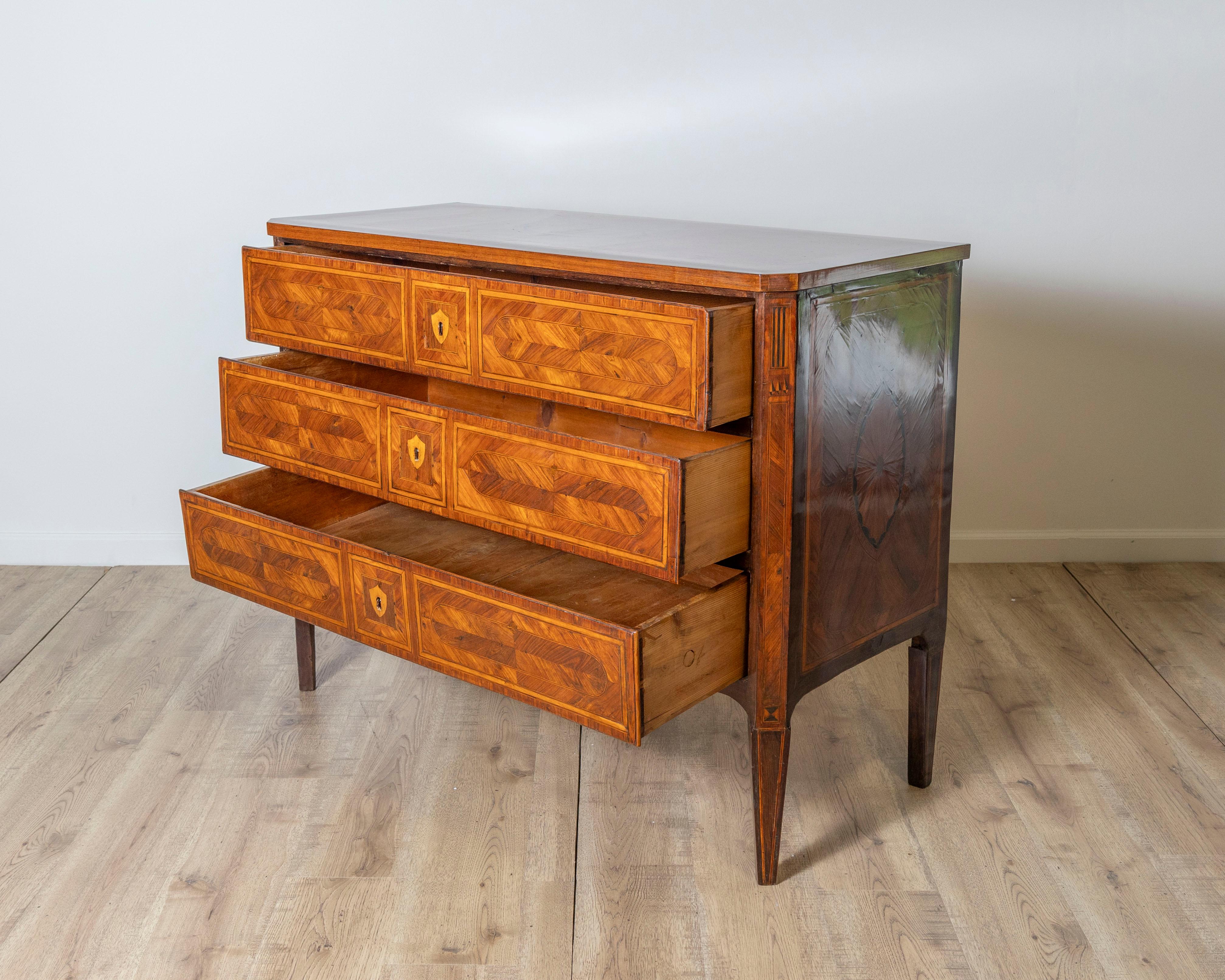 Commode italienne 18e siècle en vente 1