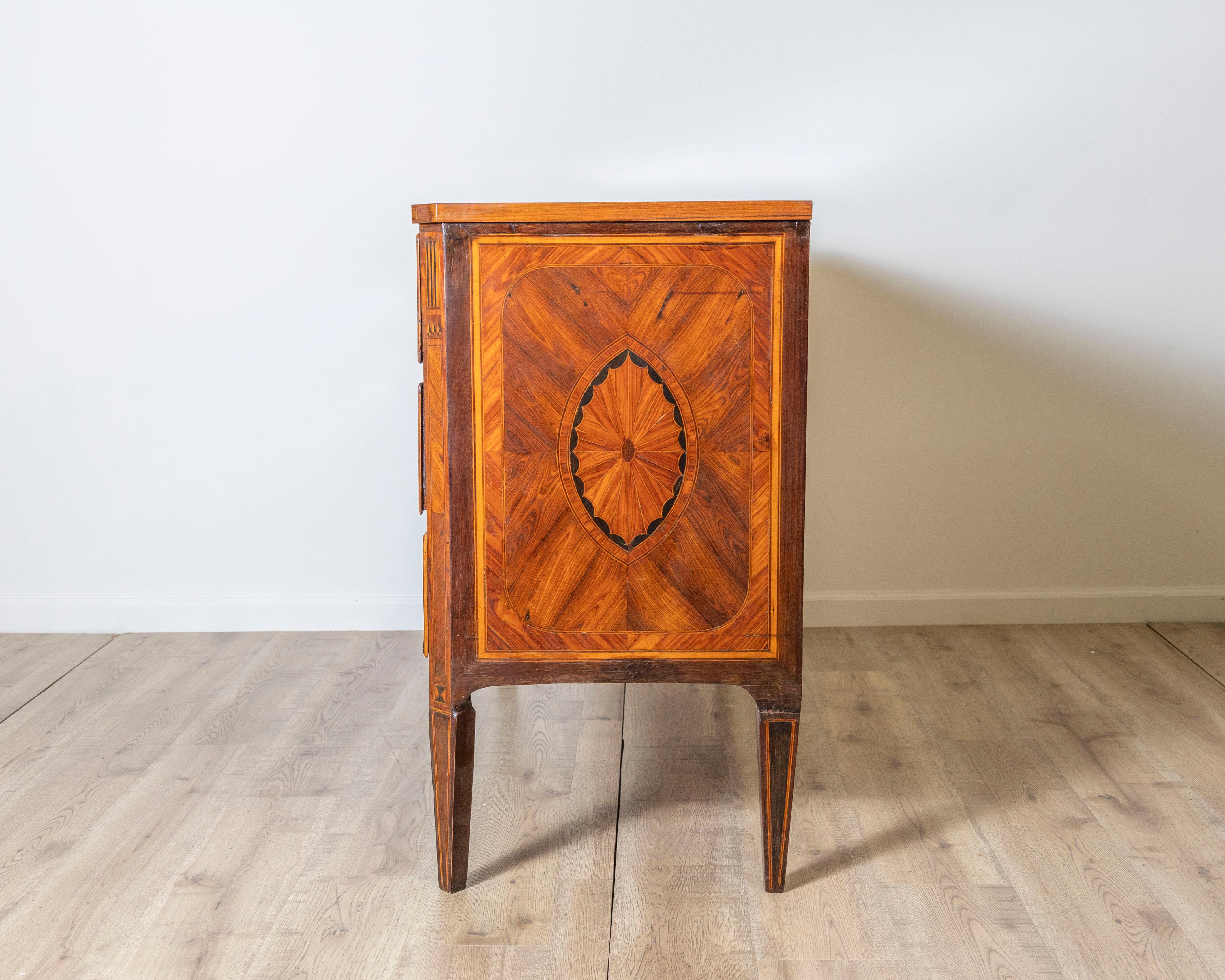 Commode italienne 18e siècle en vente 2
