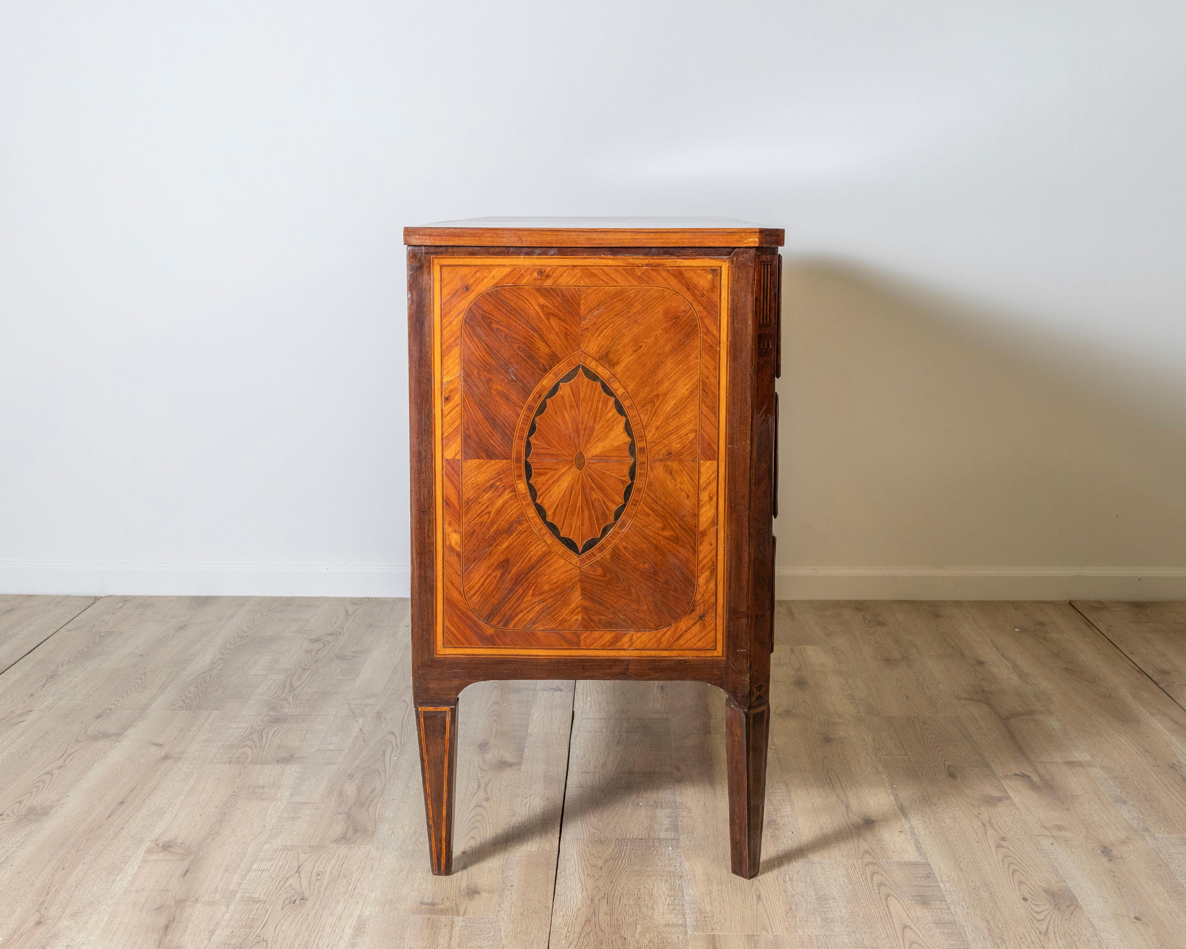 Commode italienne 18e siècle en vente 4