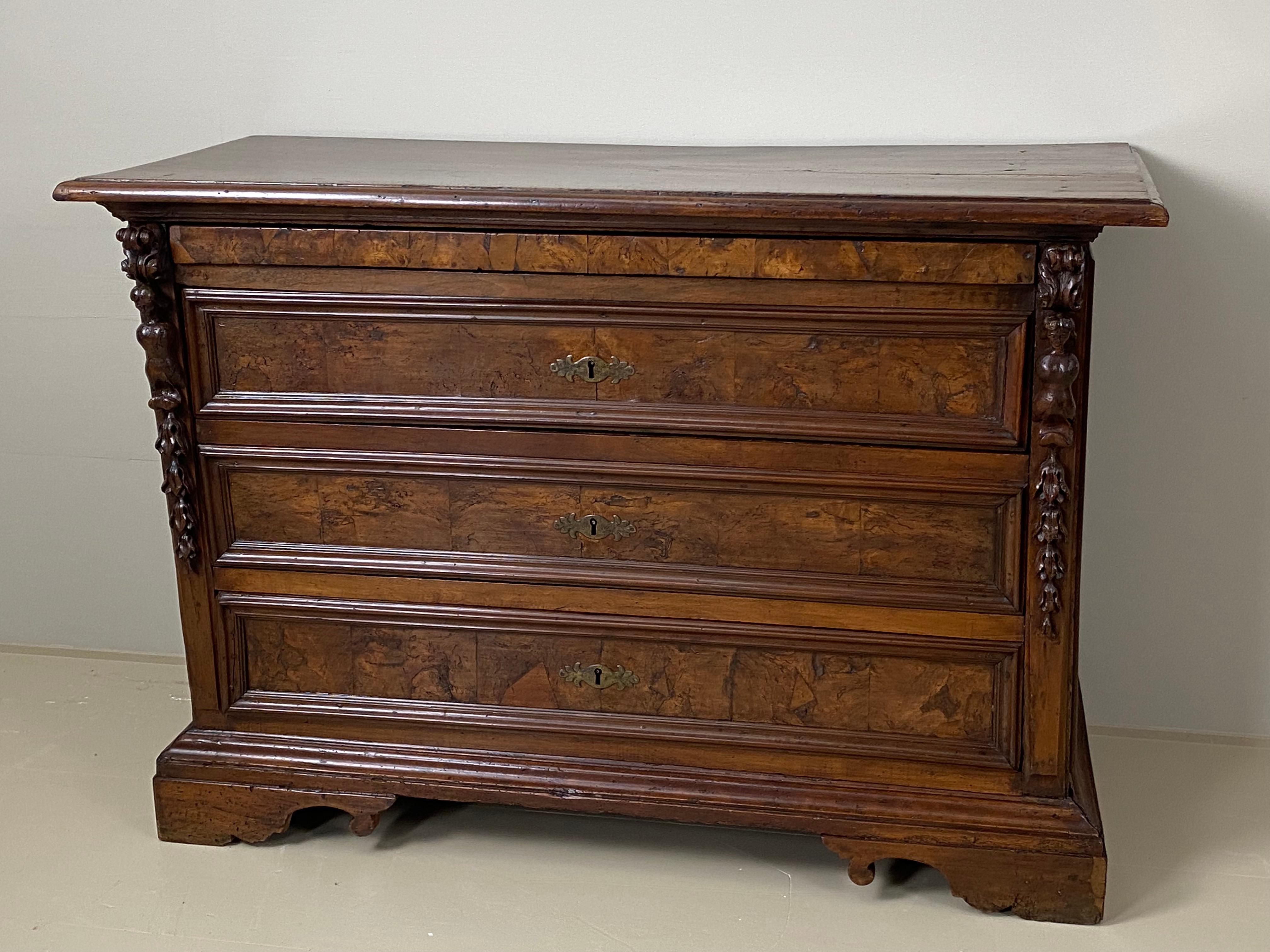 Beautiful Italian Chest of drawers from the Tuscan Region,
In burr Walnut,nice carvings and classical decorations,
Good brown color and good patina,
18  th Century,
piece of furniture with a warm and worn beautiful finish