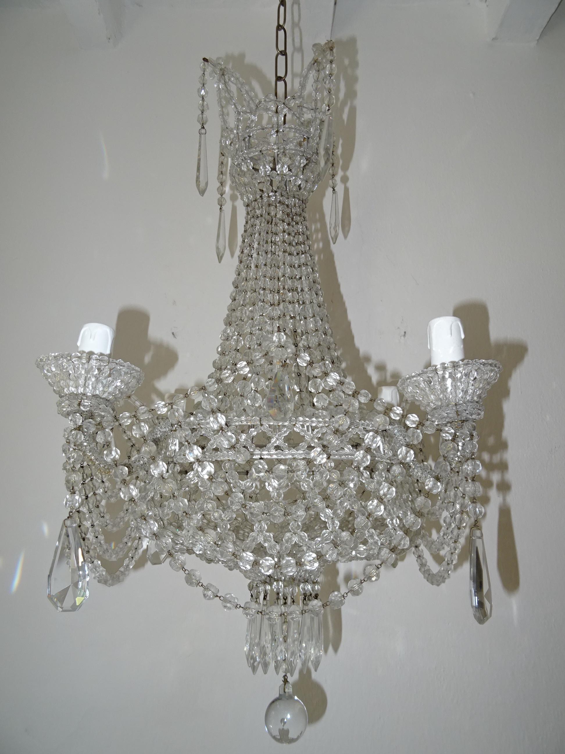 Italienischer vollständig perlenbesetzter Korbkristall-Prismen-Silber-Kronleuchter, um 1940 (Empire) im Angebot