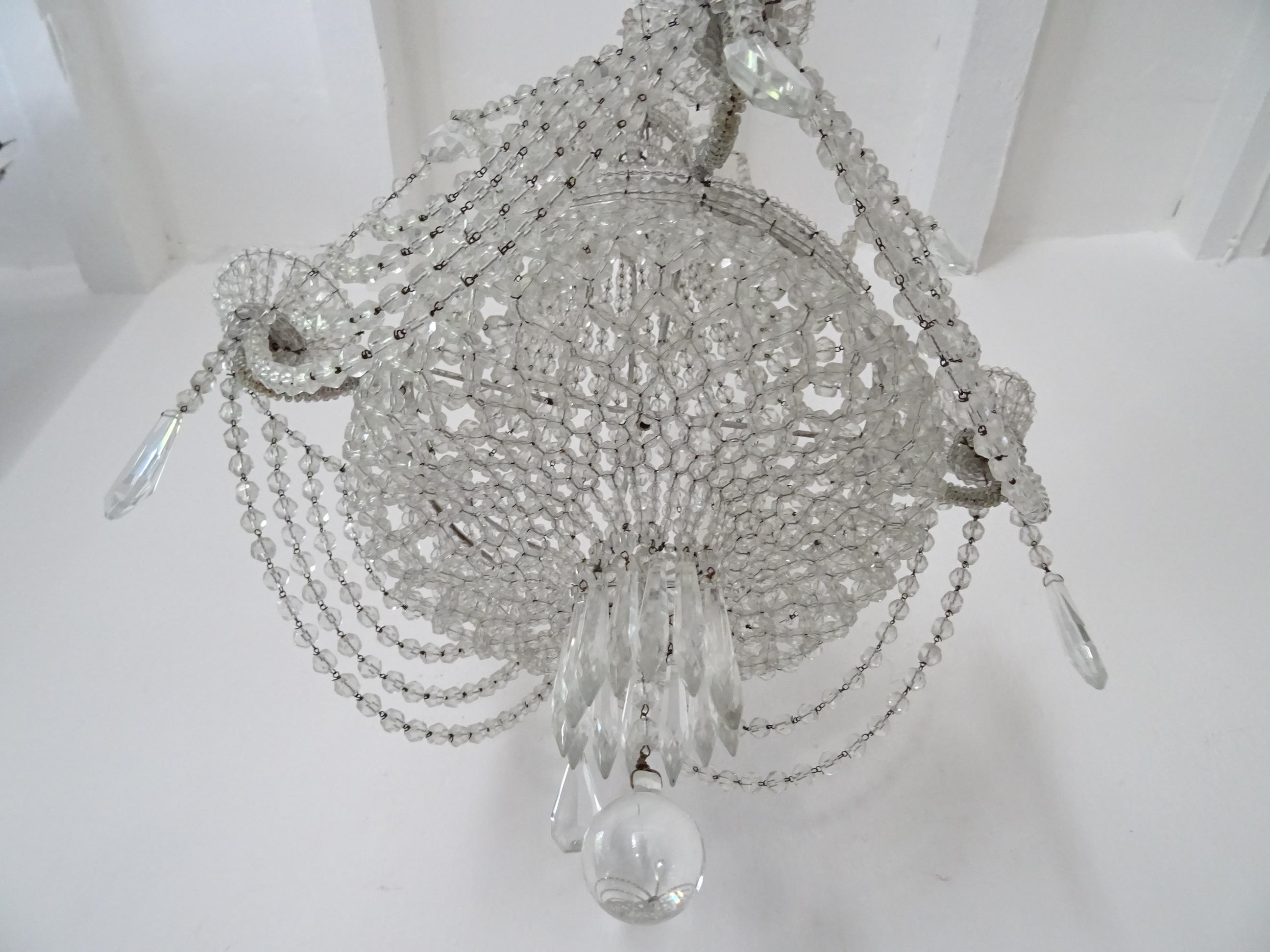 Italienischer vollständig perlenbesetzter Korbkristall-Prismen-Silber-Kronleuchter, um 1940 (Kristall) im Angebot