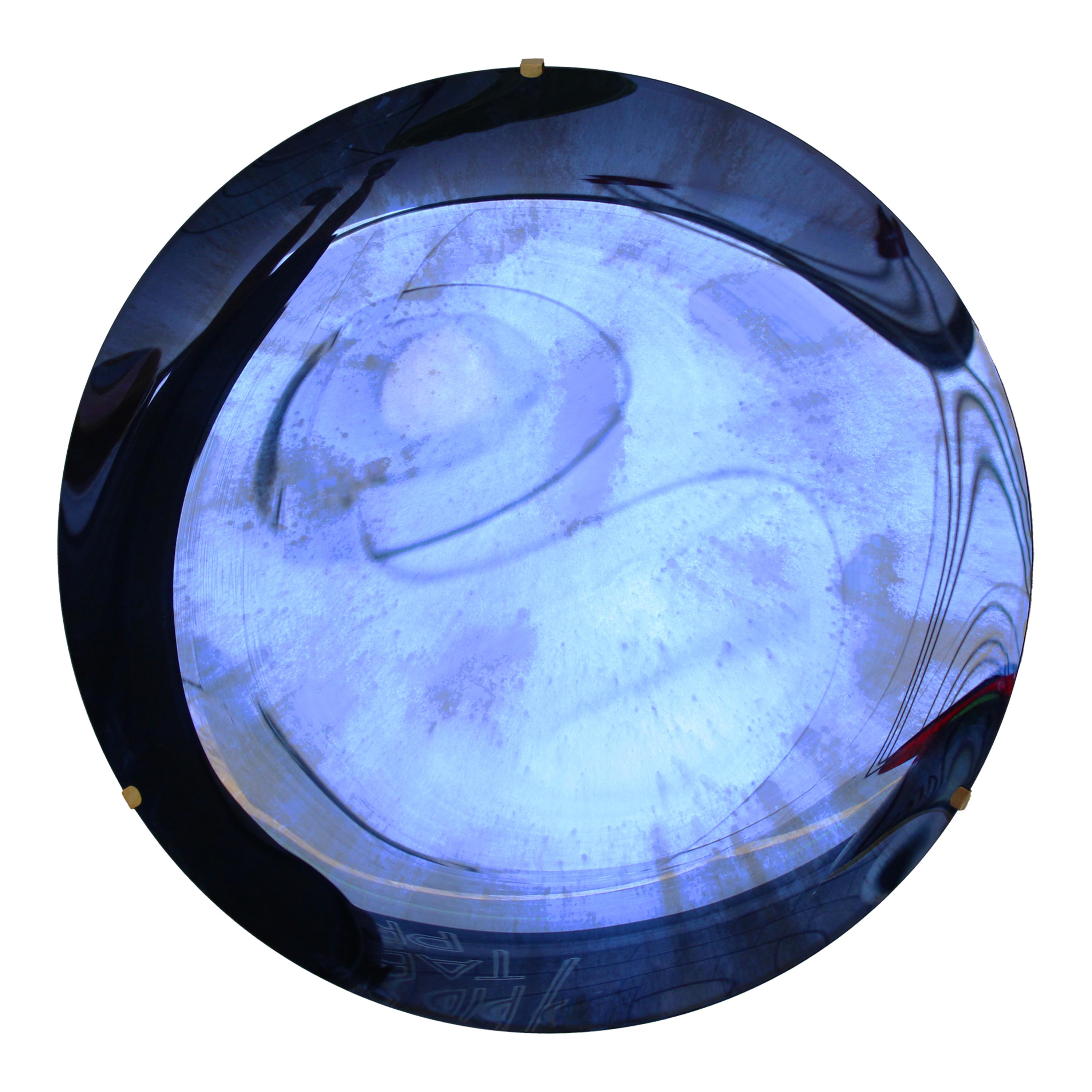 Zeitgenössischer konkaver Spiegel aus Murano-Glas, handgefertigt mit einem auffallend gealterten blauen Finish. Das Stück ist mit Messingdetails und einer abgeschrägten Kante akzentuiert, was seine raffinierte und skulpturale Präsenz