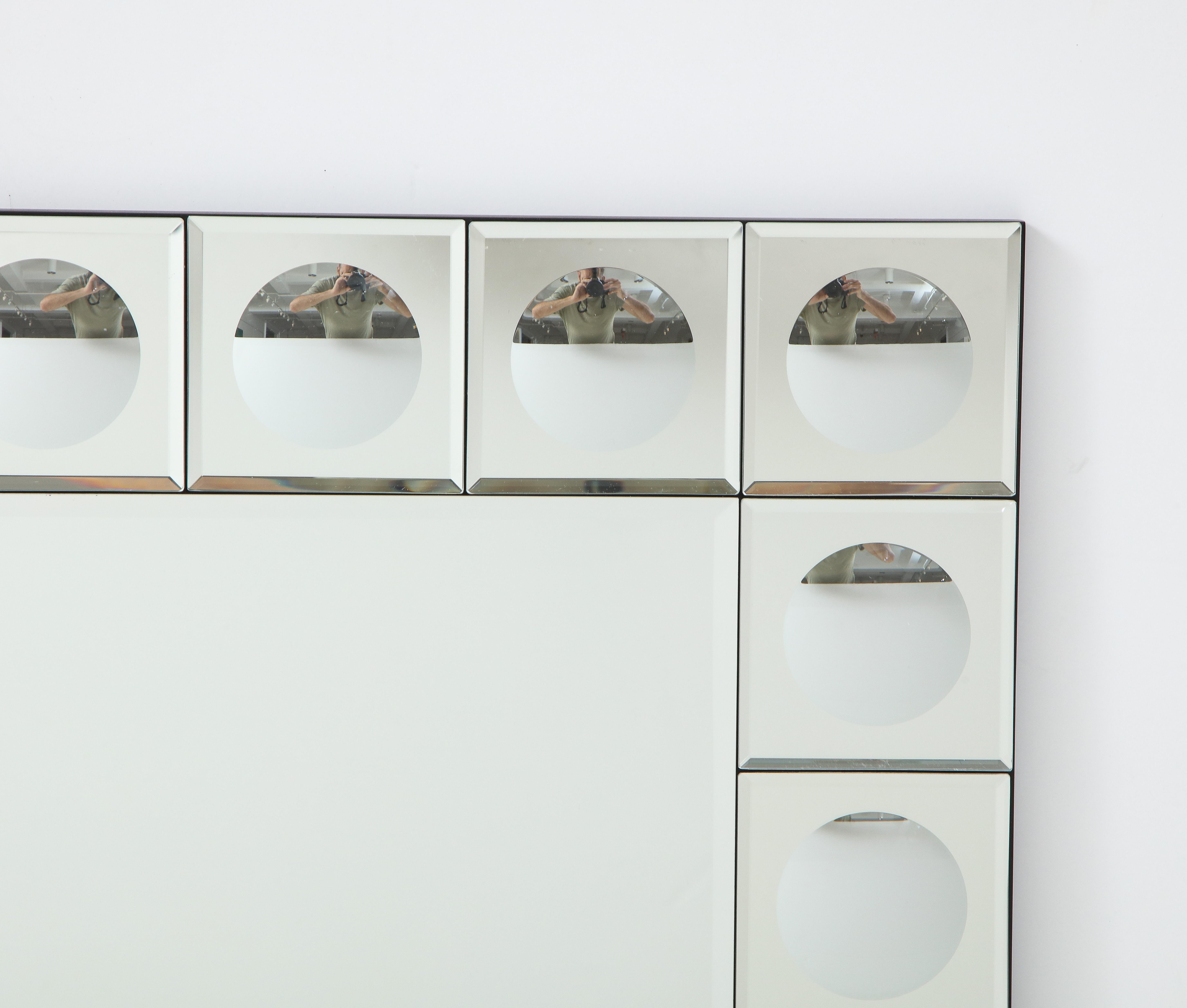 20ième siècle Miroir italien à bordure concave à pois en vente
