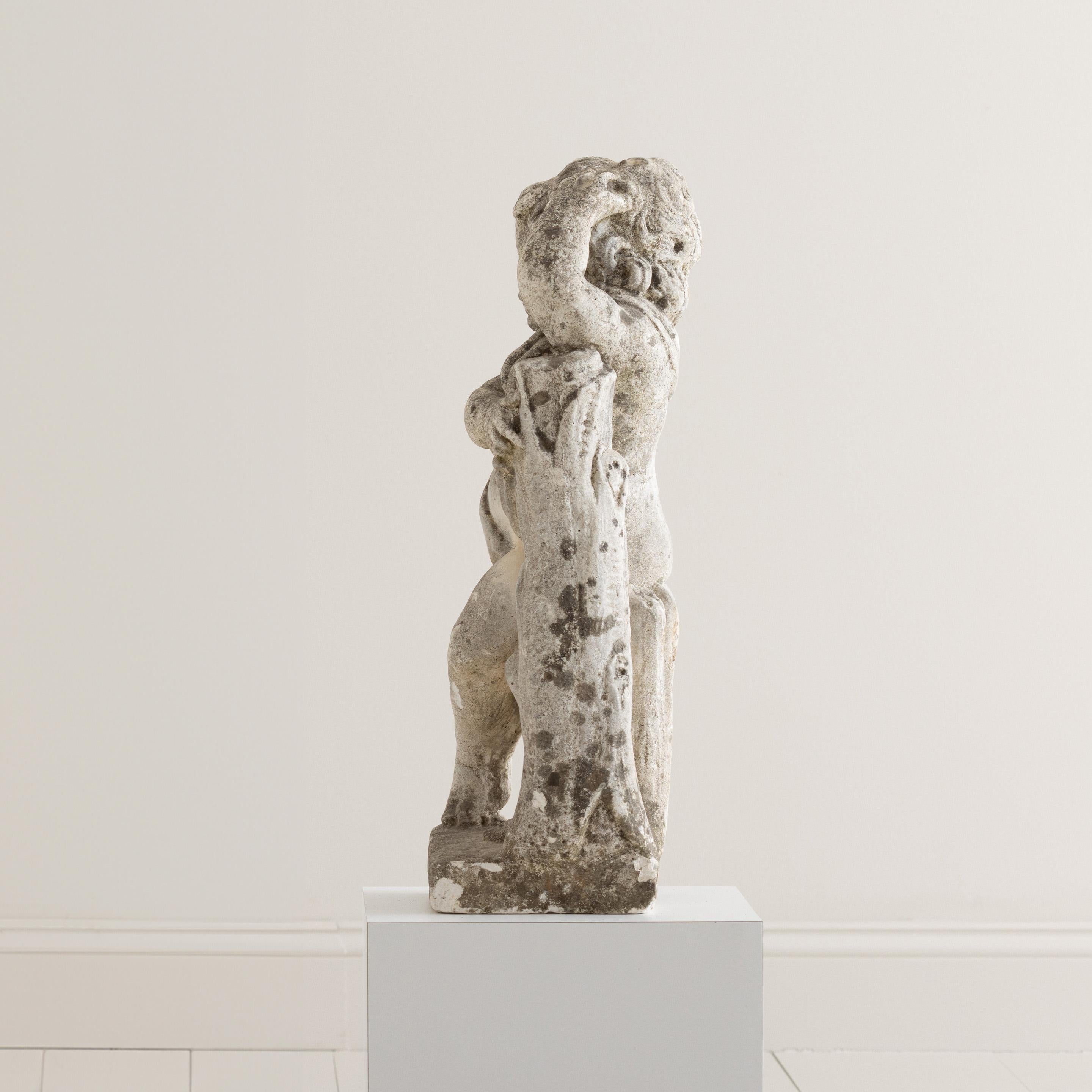 Estatua italiana de hormigón de un querubín de jardín siglo XX en venta