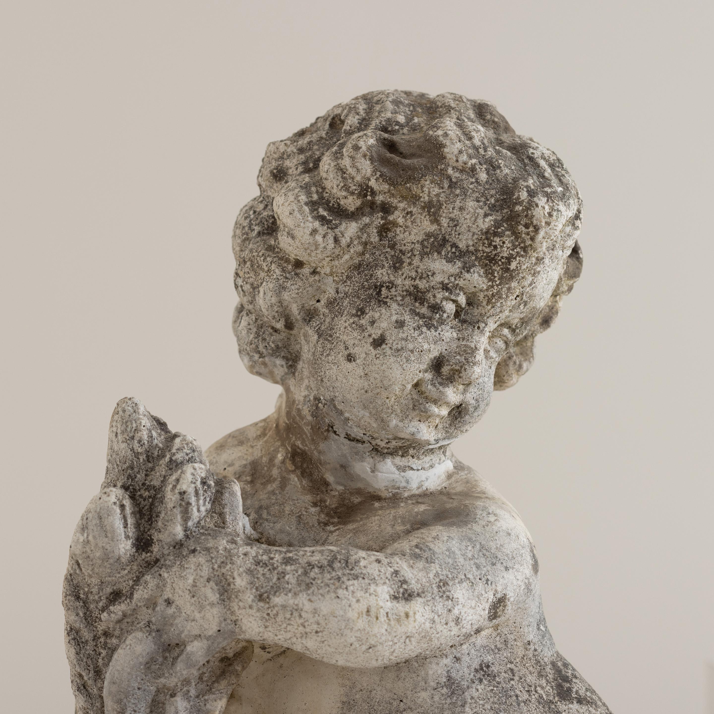 Estatua italiana de hormigón de un querubín de jardín en venta 3