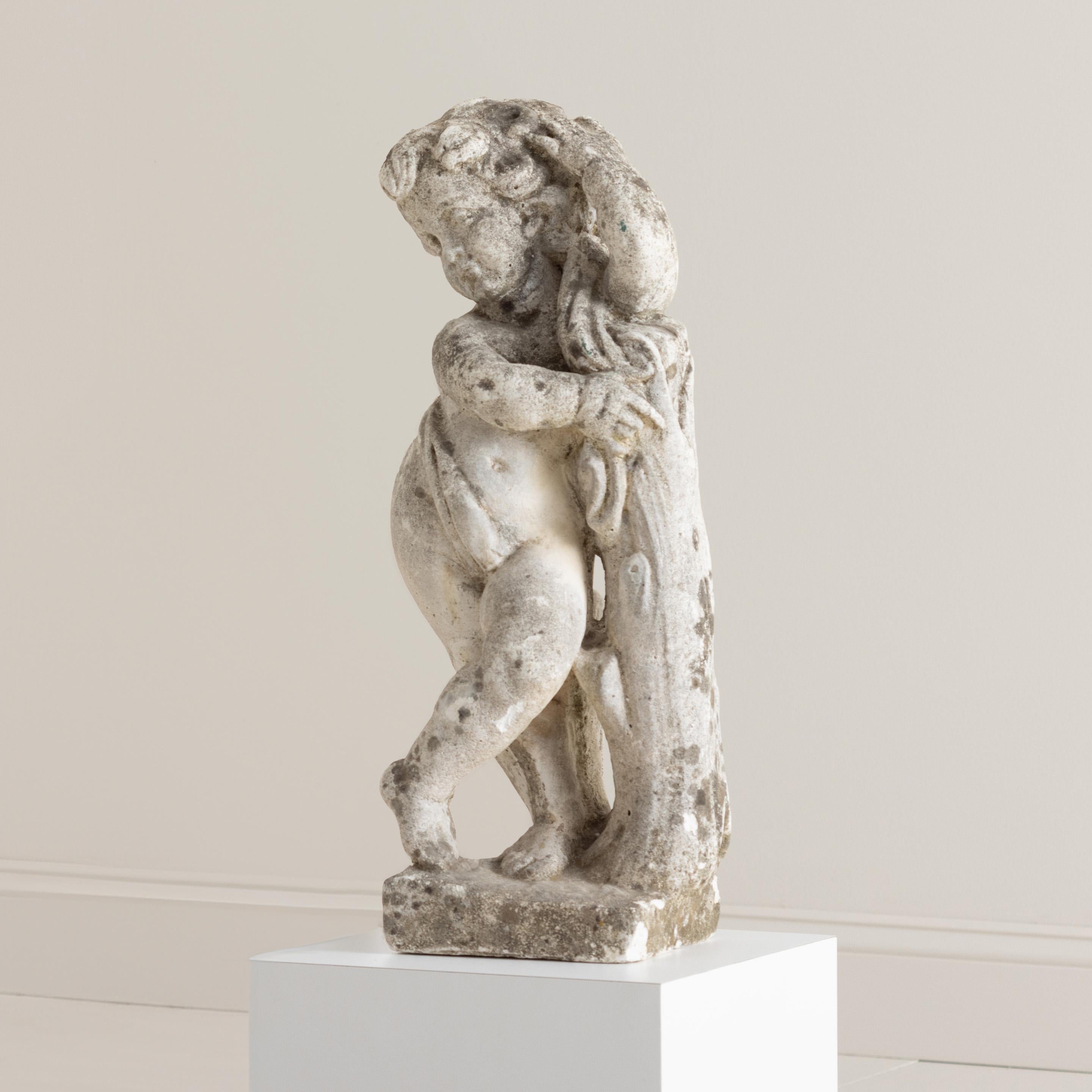 Estatua italiana de hormigón de un querubín de jardín Neoclásico en venta