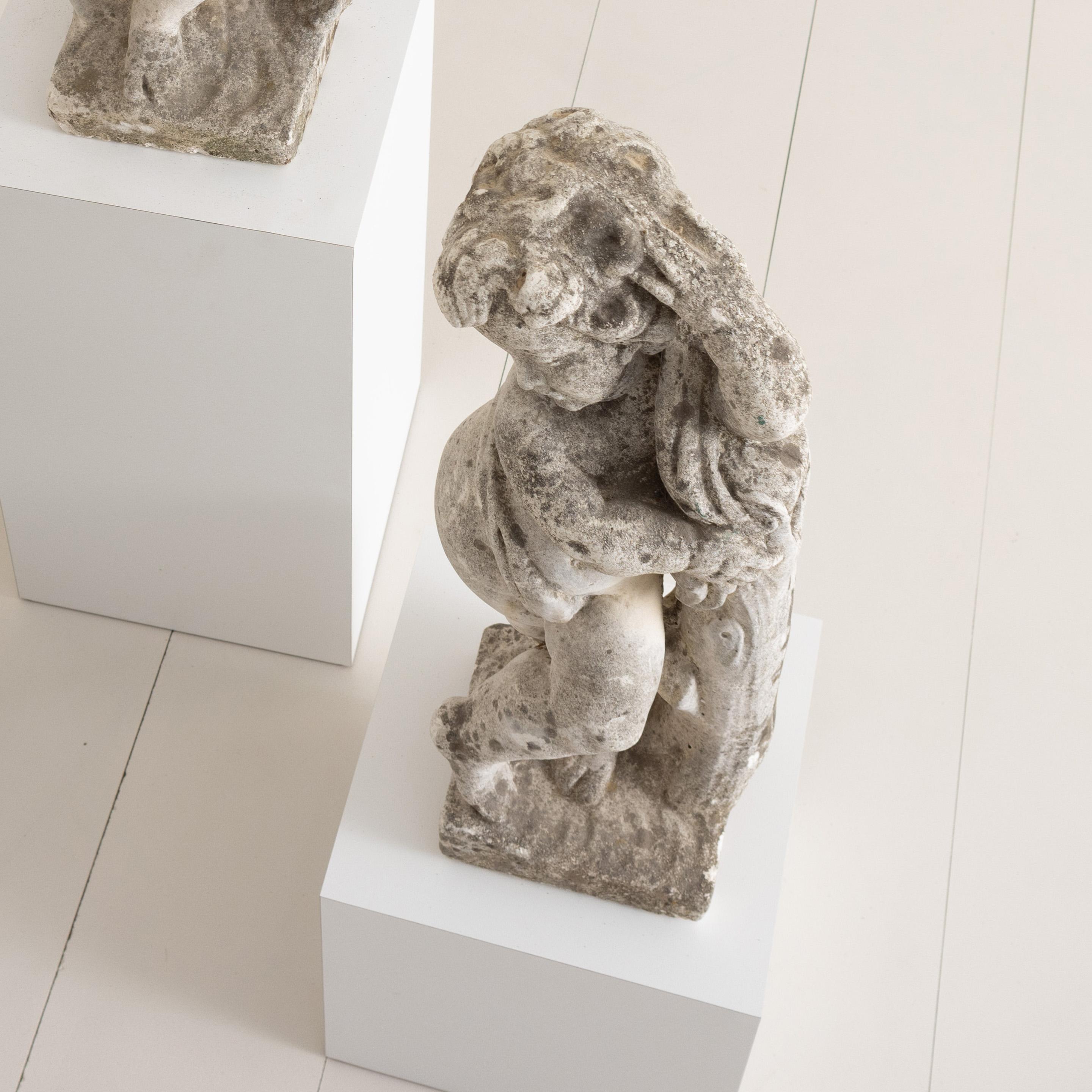 Estatua italiana de hormigón de un querubín de jardín en venta 2