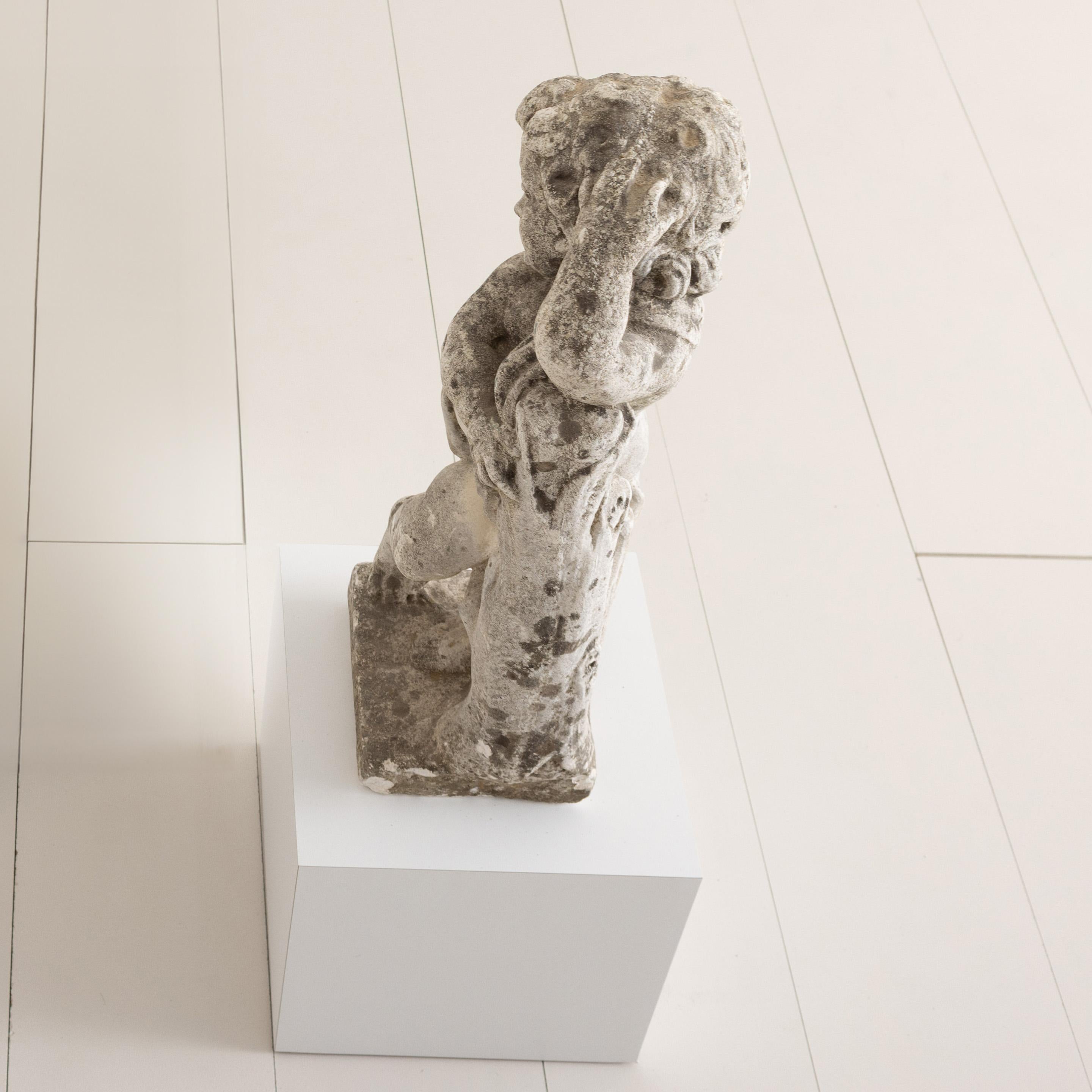 Estatua italiana de hormigón de un querubín de jardín en venta 1