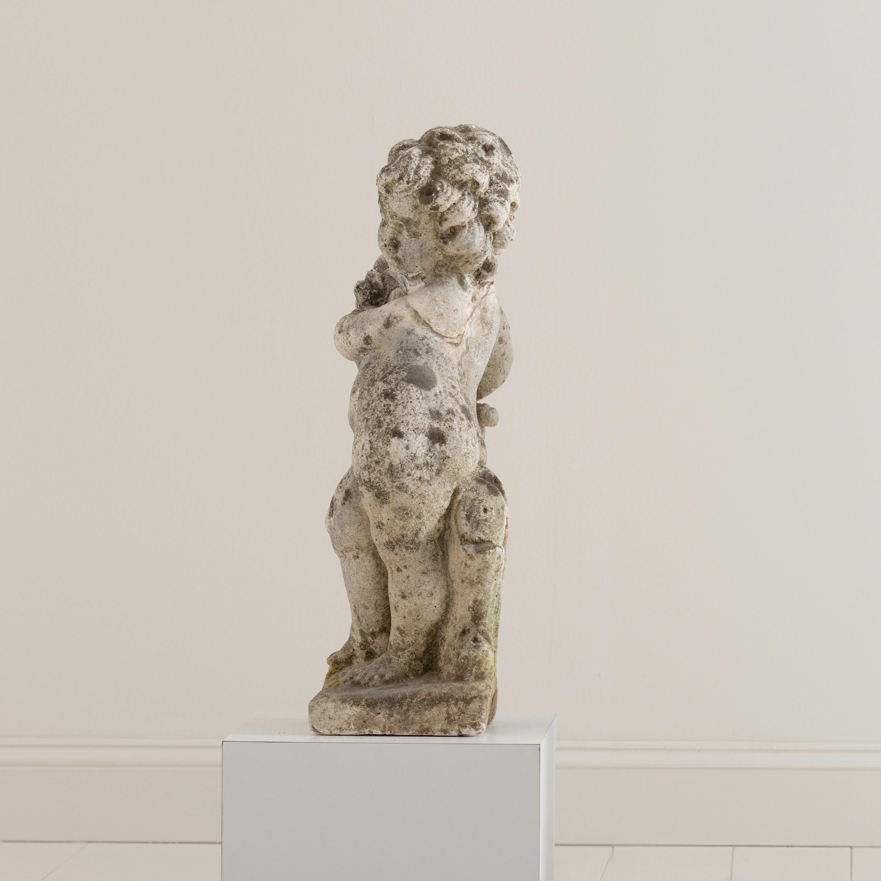 Estatua italiana de hormigón de un querubín de jardín siglo XX en venta
