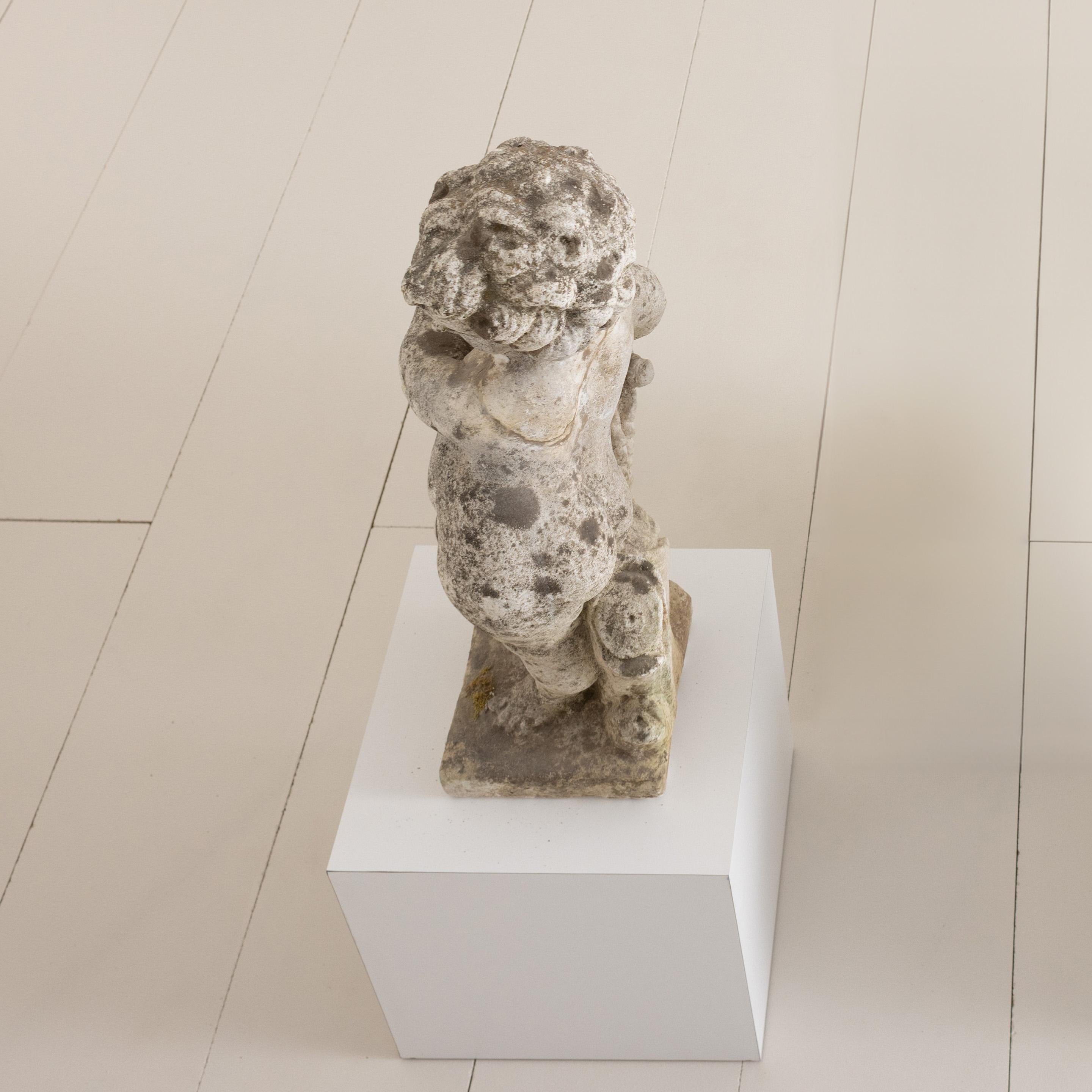 Estatua italiana de hormigón de un querubín de jardín en venta 1