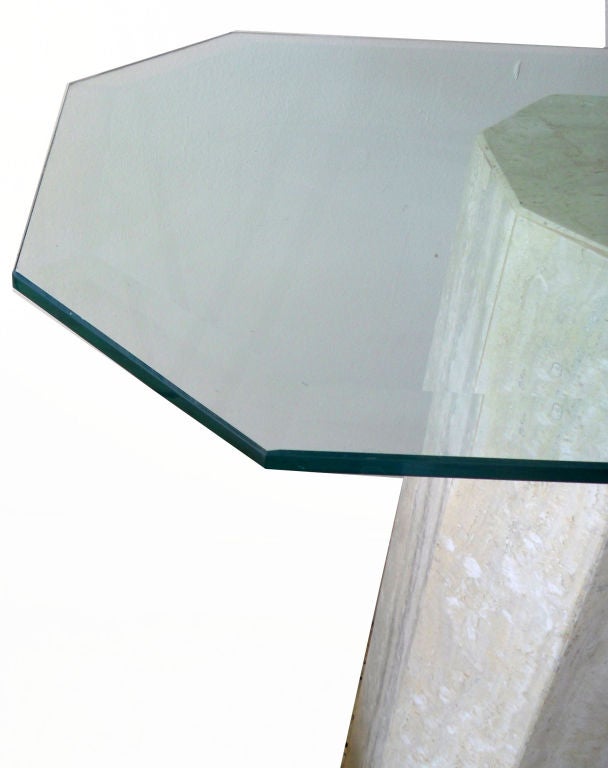 Italienische Konsole aus Travertin und abgeschrägtem Glas, Moderne Mitte des Jahrhunderts im Zustand „Gut“ im Angebot in Miami, FL