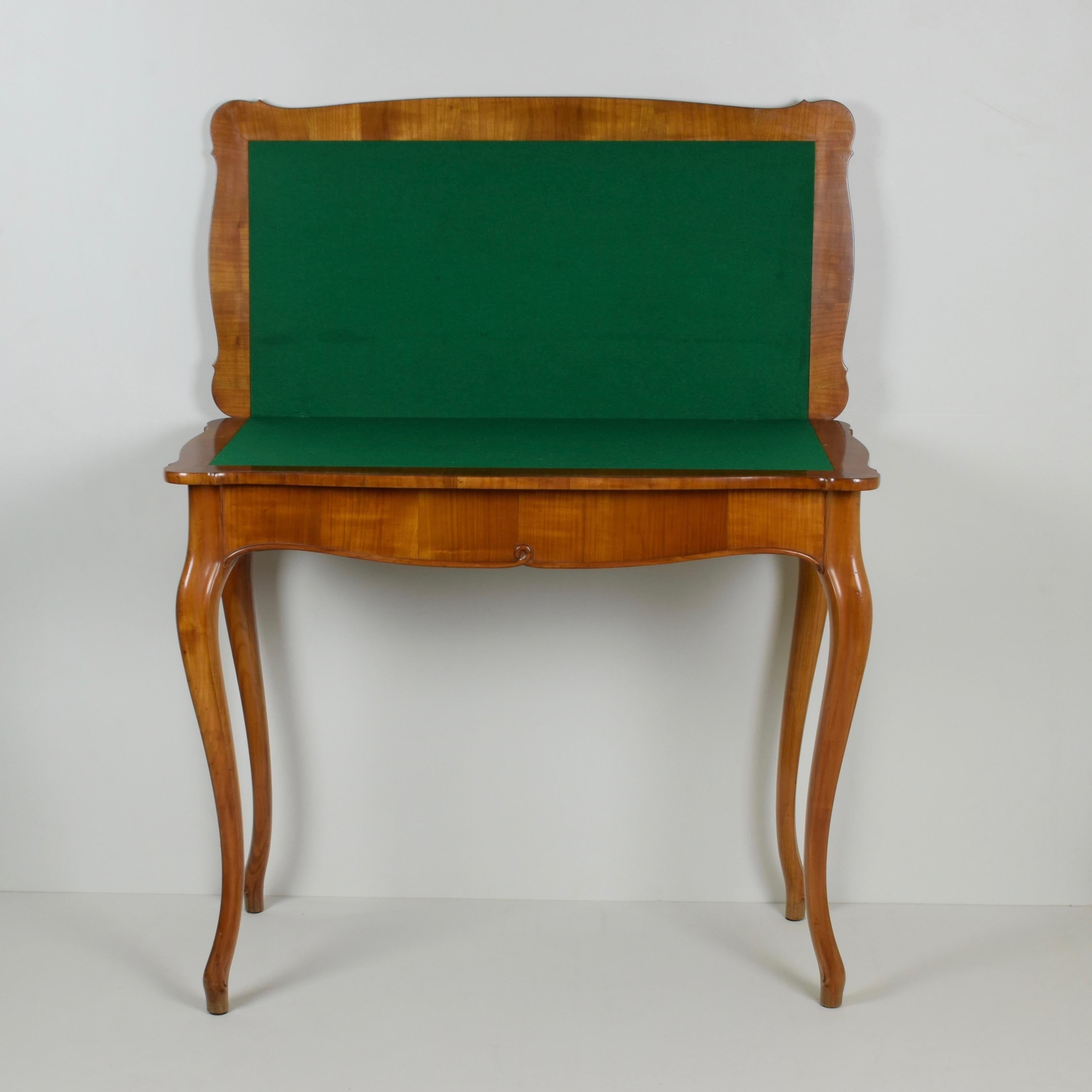 Italy, Veneto, mid-19th century
Veneered in cherry, legs in solid cherry
Playing surface in green cloth
Internal compartment under the top
Dimensions: W 94.5 x D 47 x H 77 cm.