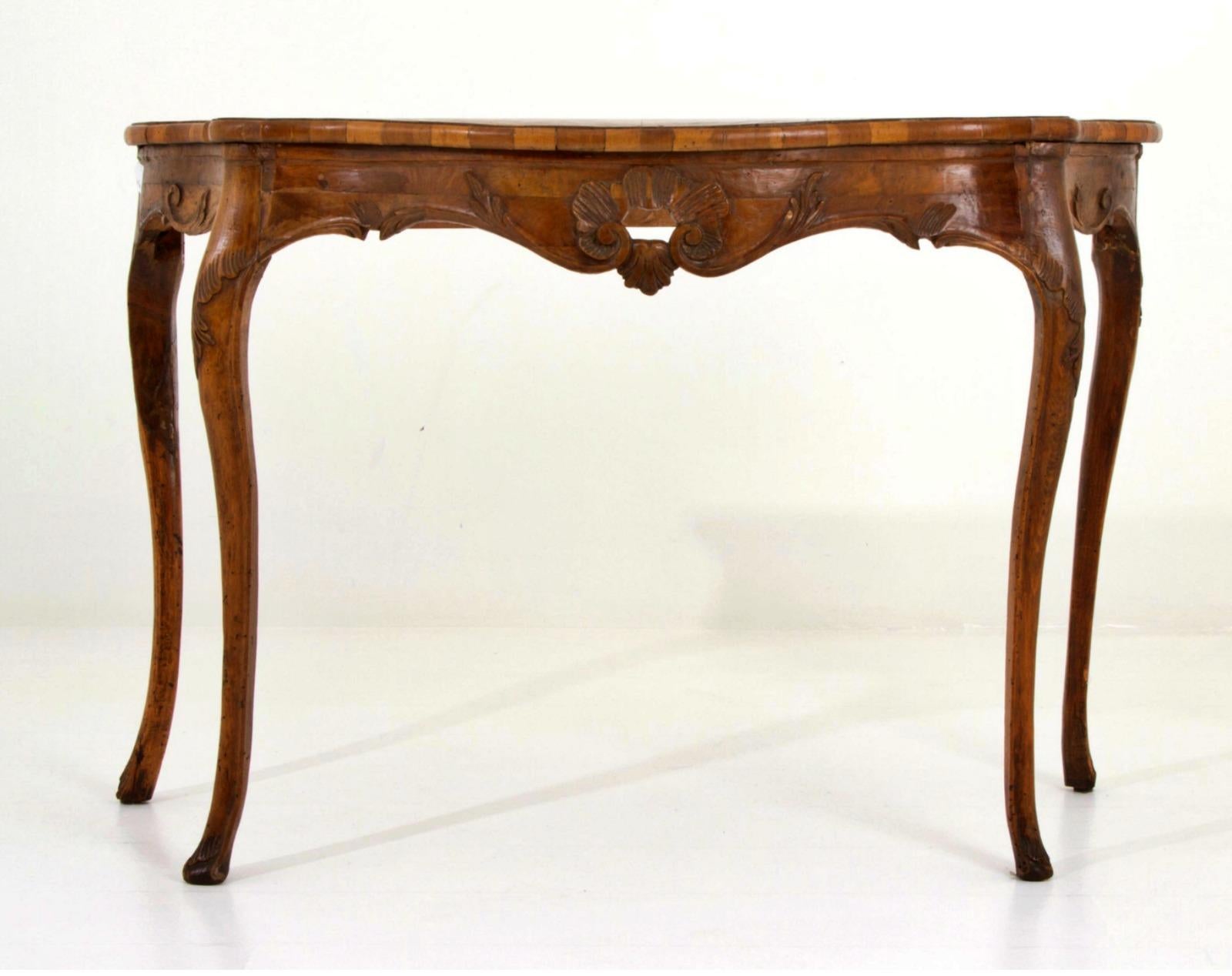 Italian console in carved wood Veneto 18th century
in carved wood with veneered and threaded top. 
Veneto. 18th century. 
Dimension

78x122x55 cm ca.
Very good condition.