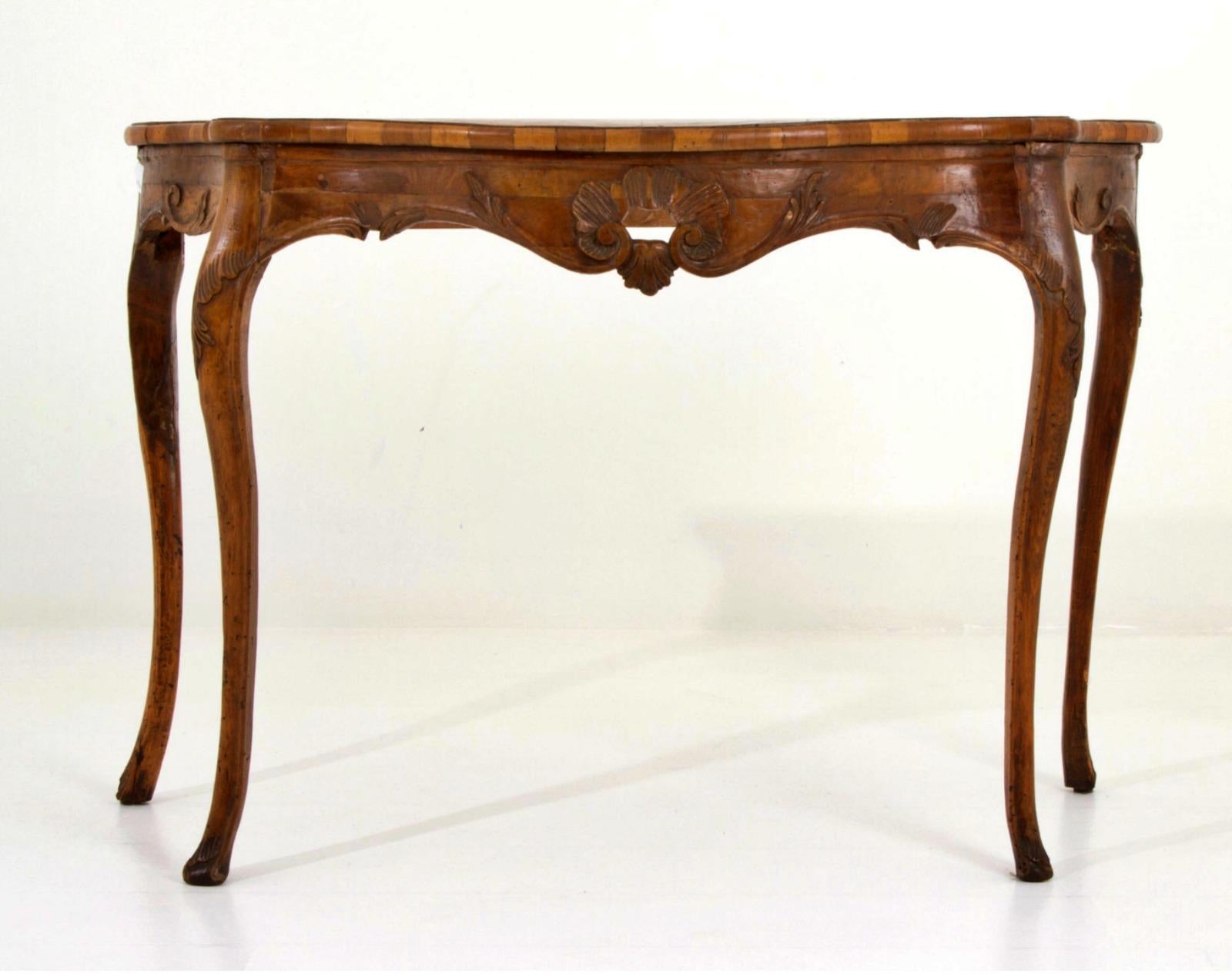 Console italienne en bois sculpté Vénétie 18ème siècle
en bois sculpté avec plateau plaqué et fileté. 
Vénétie. XVIIIe siècle. 
Dimensioni

78x122x55 cm ca.
très bonne condition