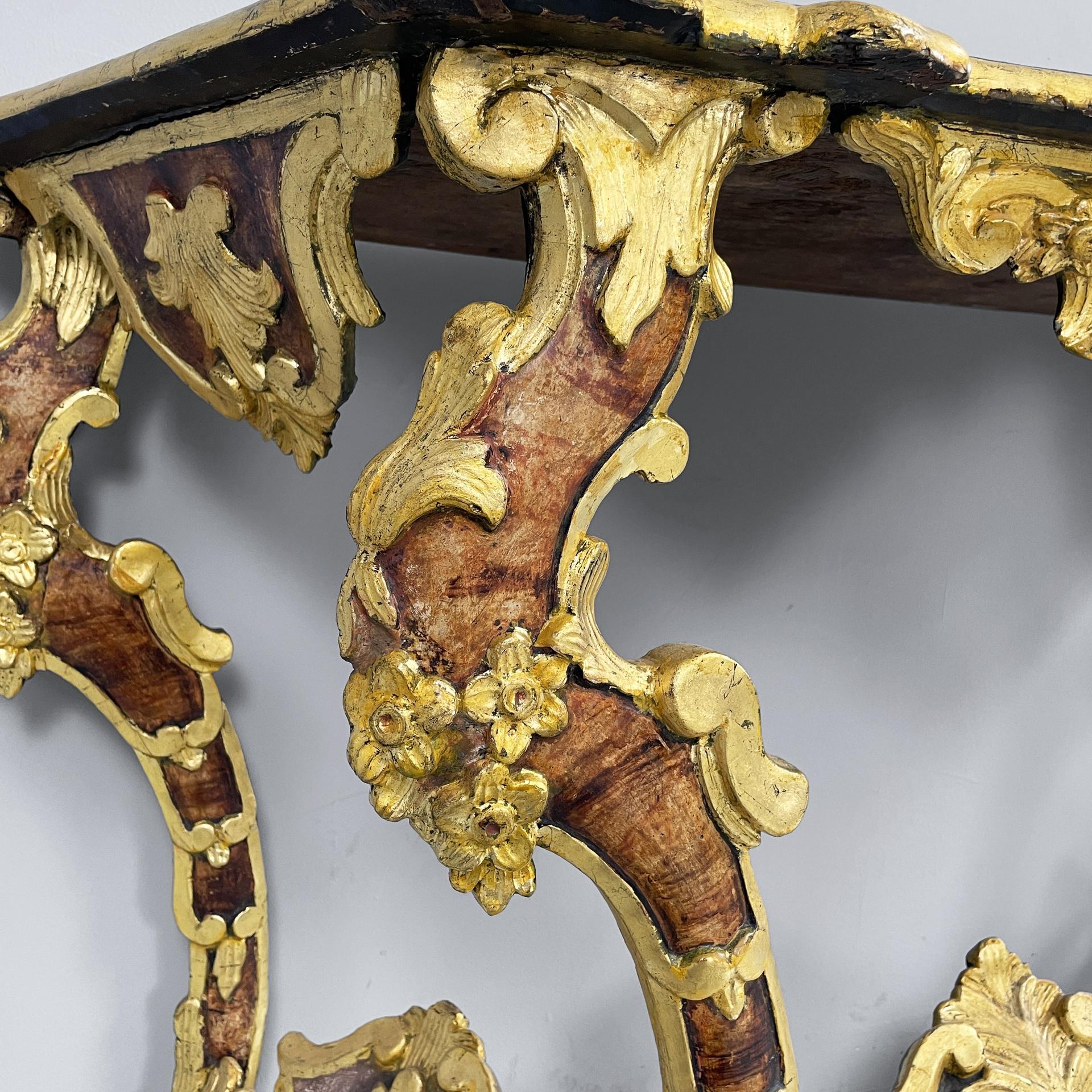 Console italienne en Wood avec un effet de marbre et des profils dorés, années 1700. en vente 9