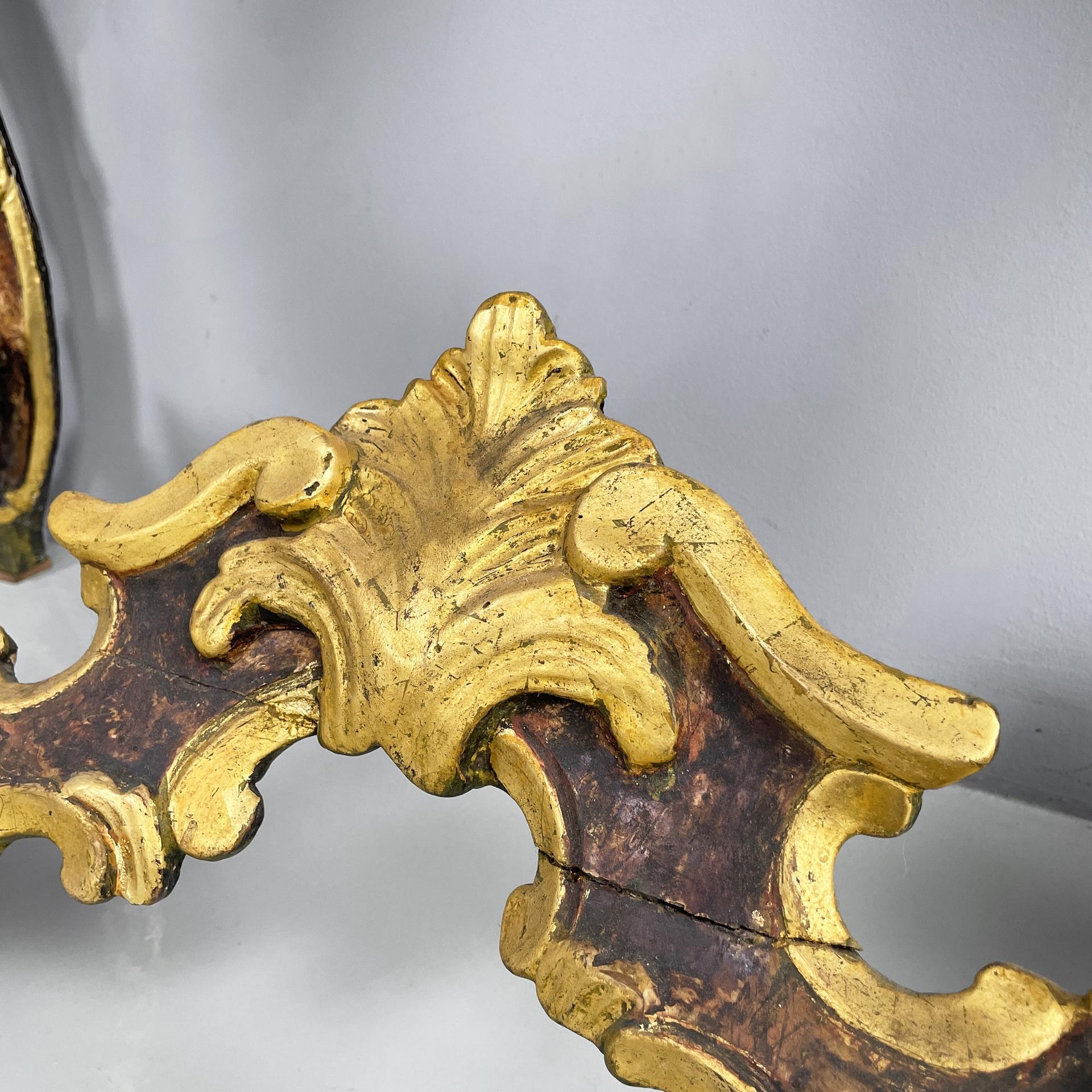 Console italienne en Wood avec un effet de marbre et des profils dorés, années 1700. en vente 11