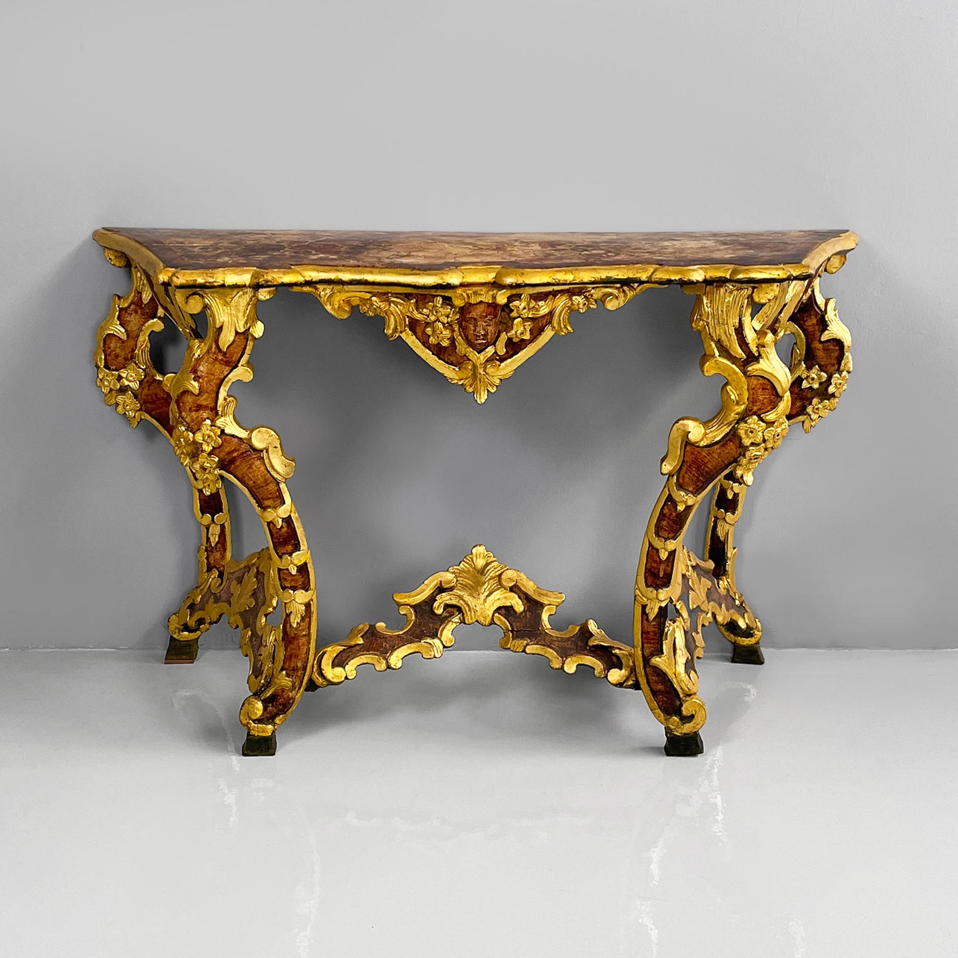 Console italienne en Wood avec un effet de marbre et des profils dorés, années 1700.
Table console entièrement en bois finement travaillé. Le plateau façonné est en bois peint avec un effet marbre et des profils dorés. Les pieds en forme et les