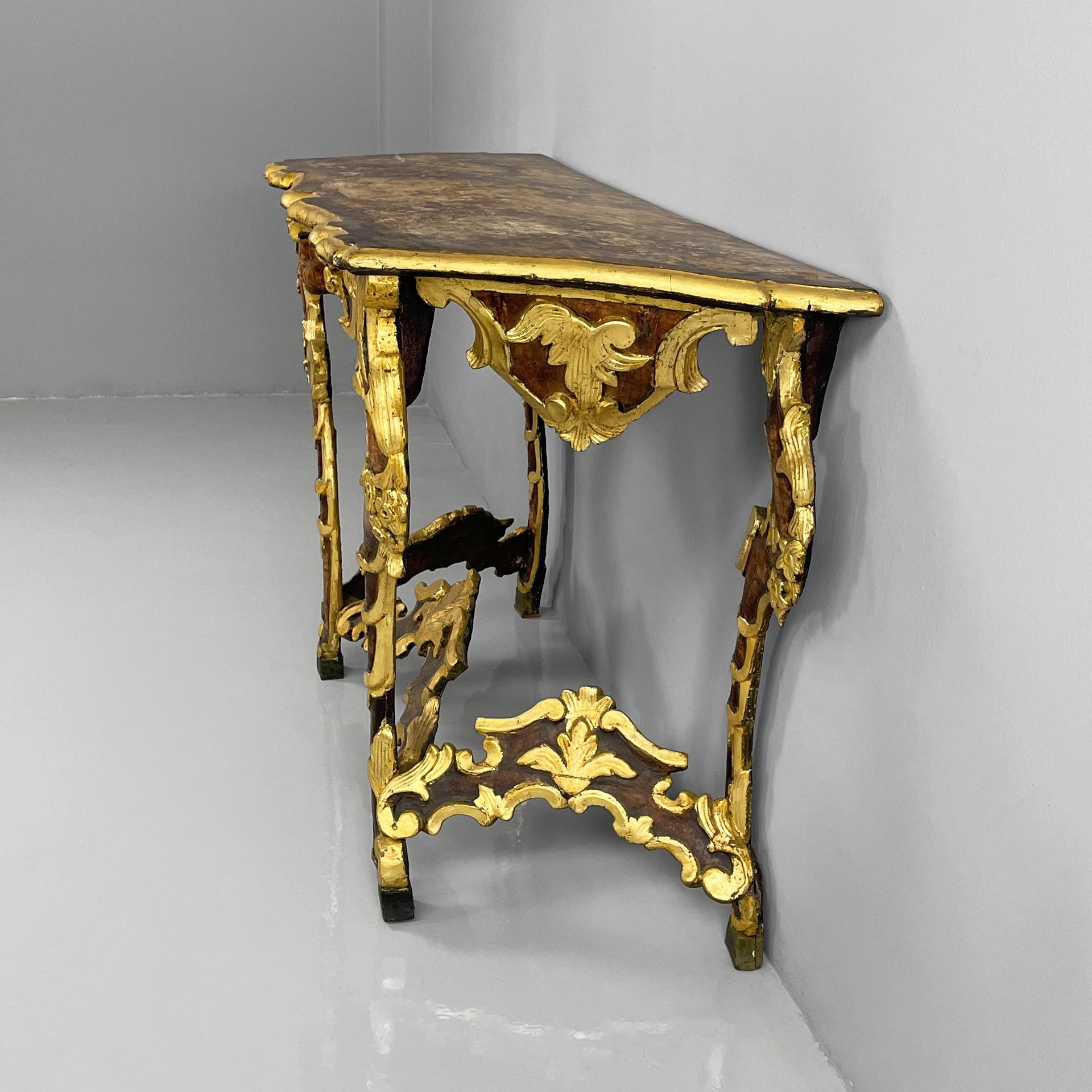 Console italienne en Wood avec un effet de marbre et des profils dorés, années 1700. État moyen - En vente à MIlano, IT