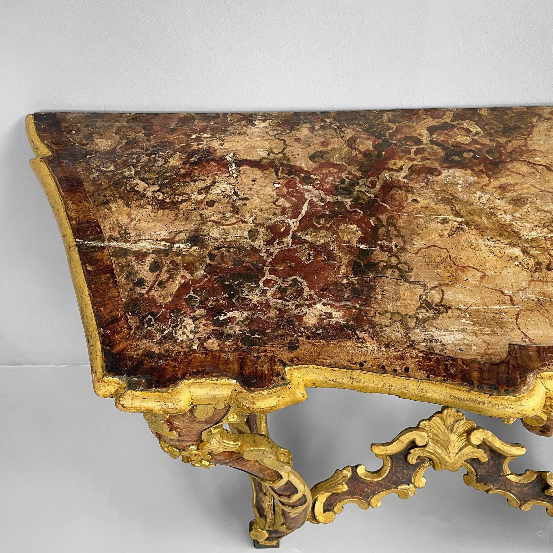 XVIIIe siècle et antérieur Console italienne en Wood avec un effet de marbre et des profils dorés, années 1700. en vente