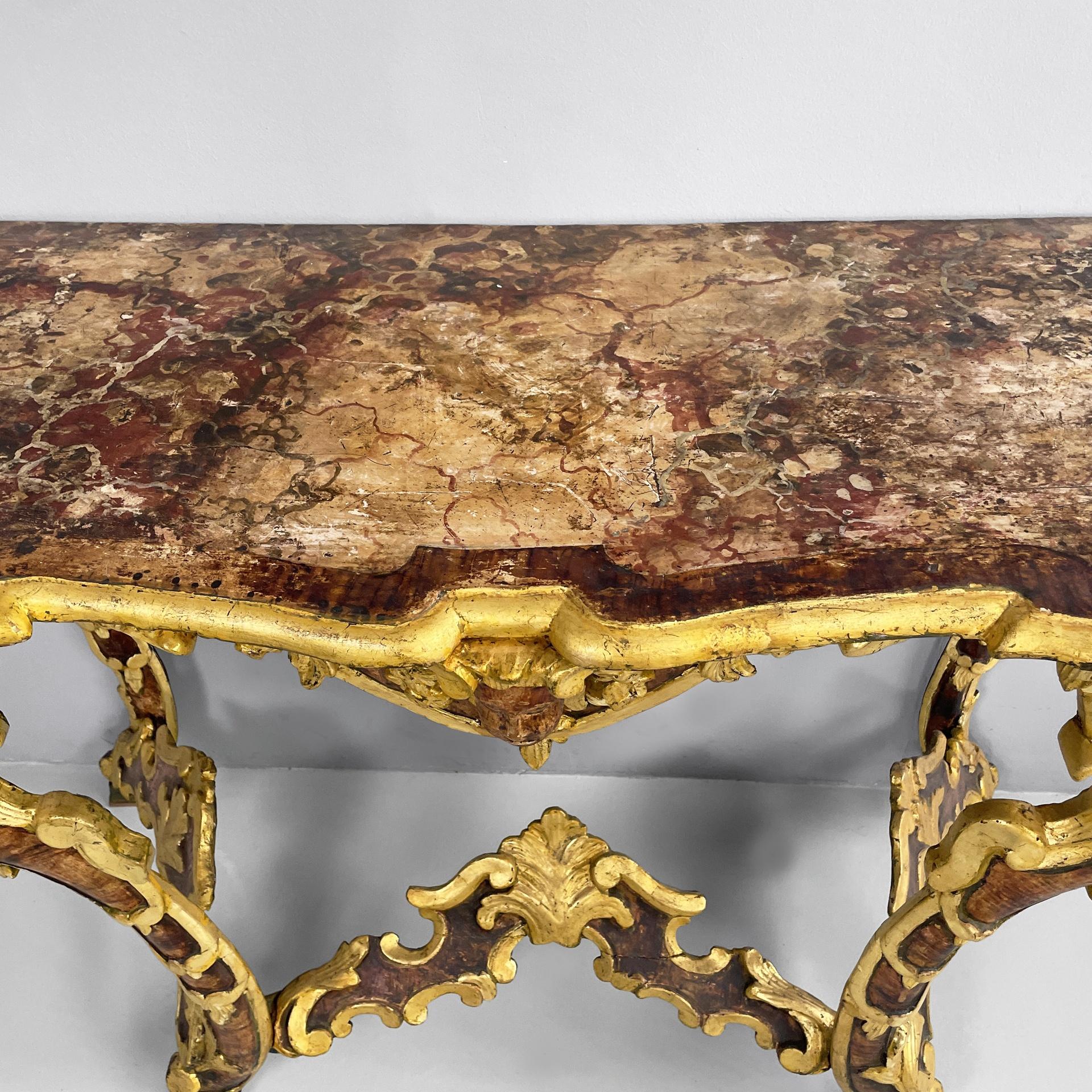 Bois Console italienne en Wood avec un effet de marbre et des profils dorés, années 1700. en vente