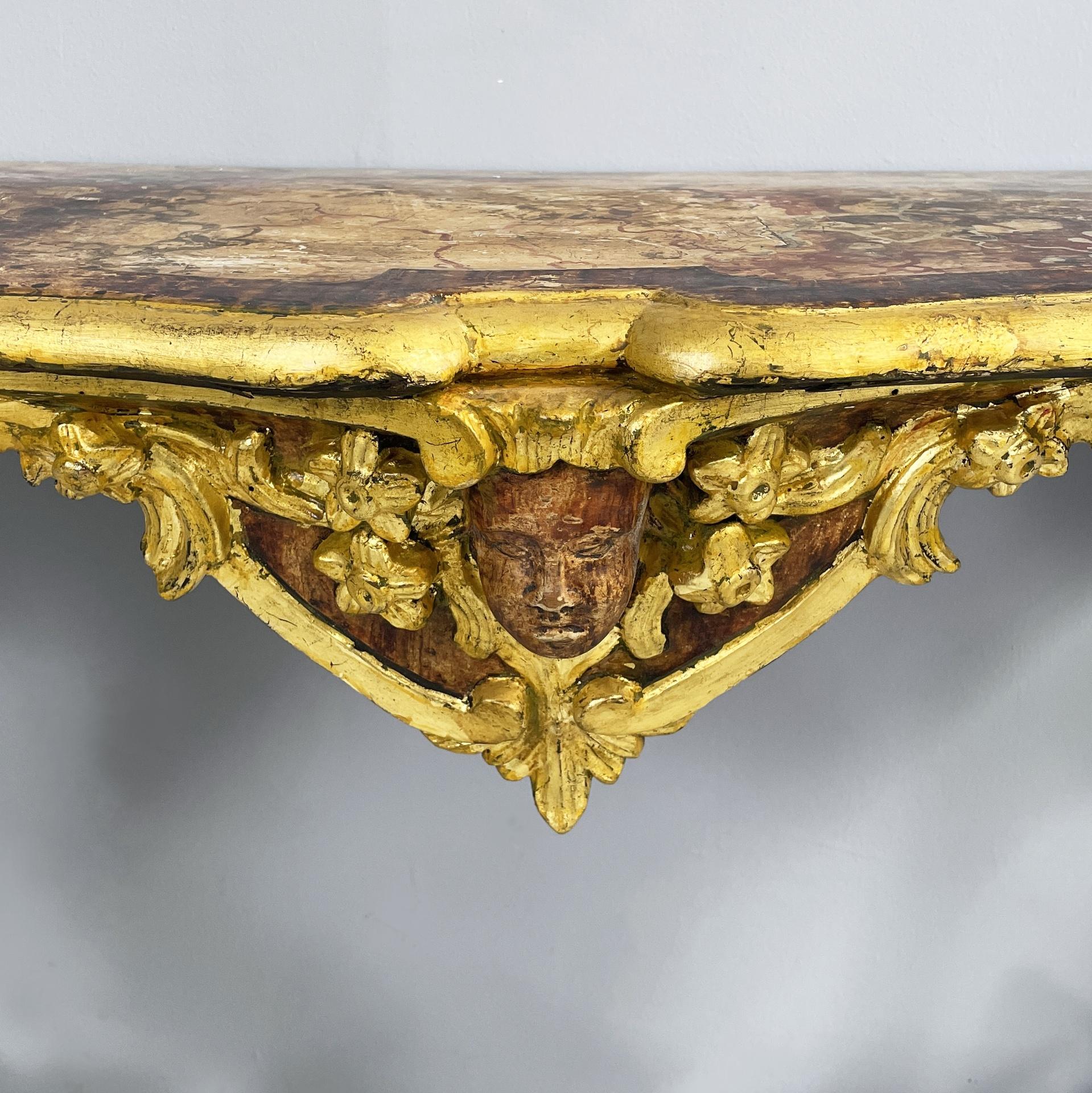 Console italienne en Wood avec un effet de marbre et des profils dorés, années 1700. en vente 1