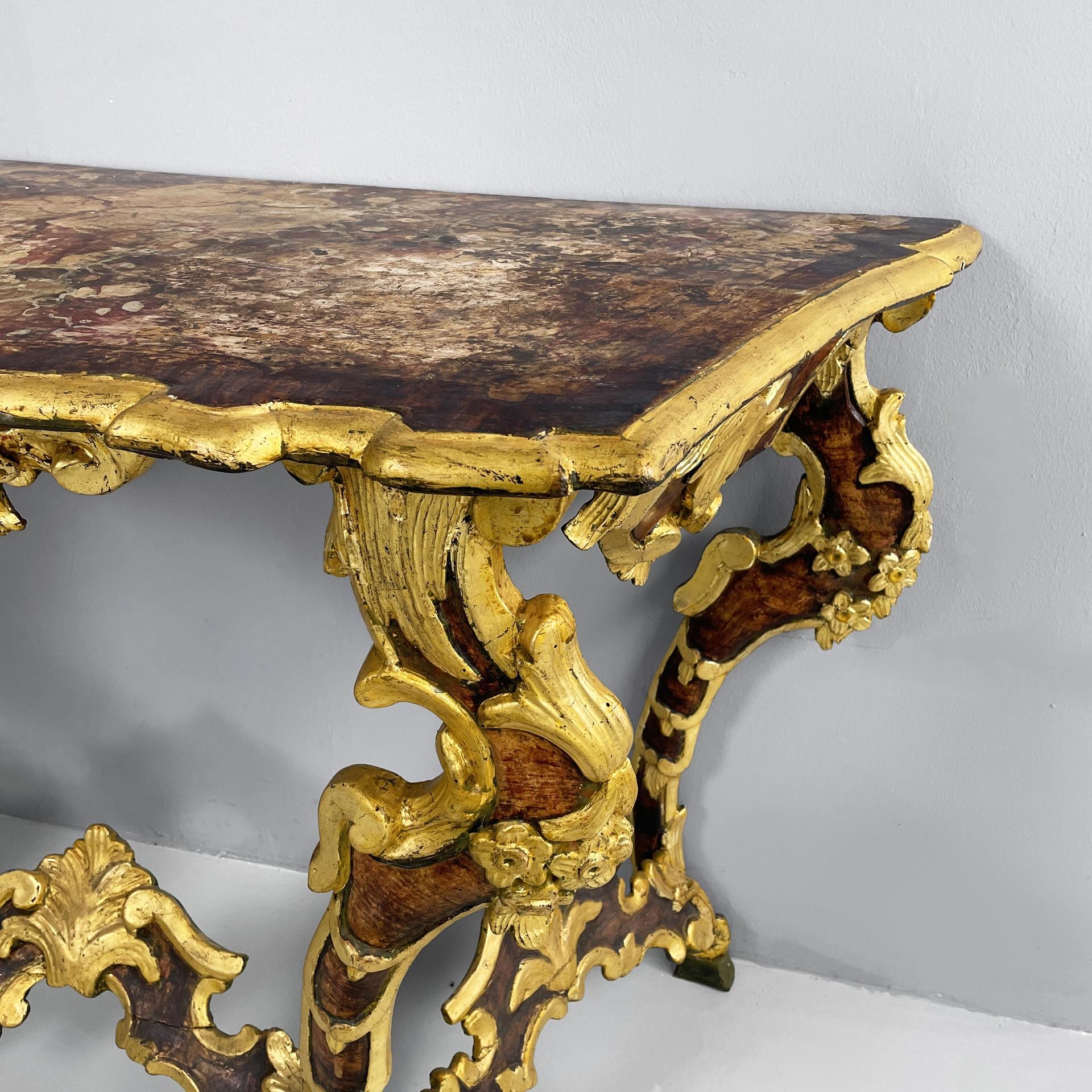 Console italienne en Wood avec un effet de marbre et des profils dorés, années 1700. en vente 2
