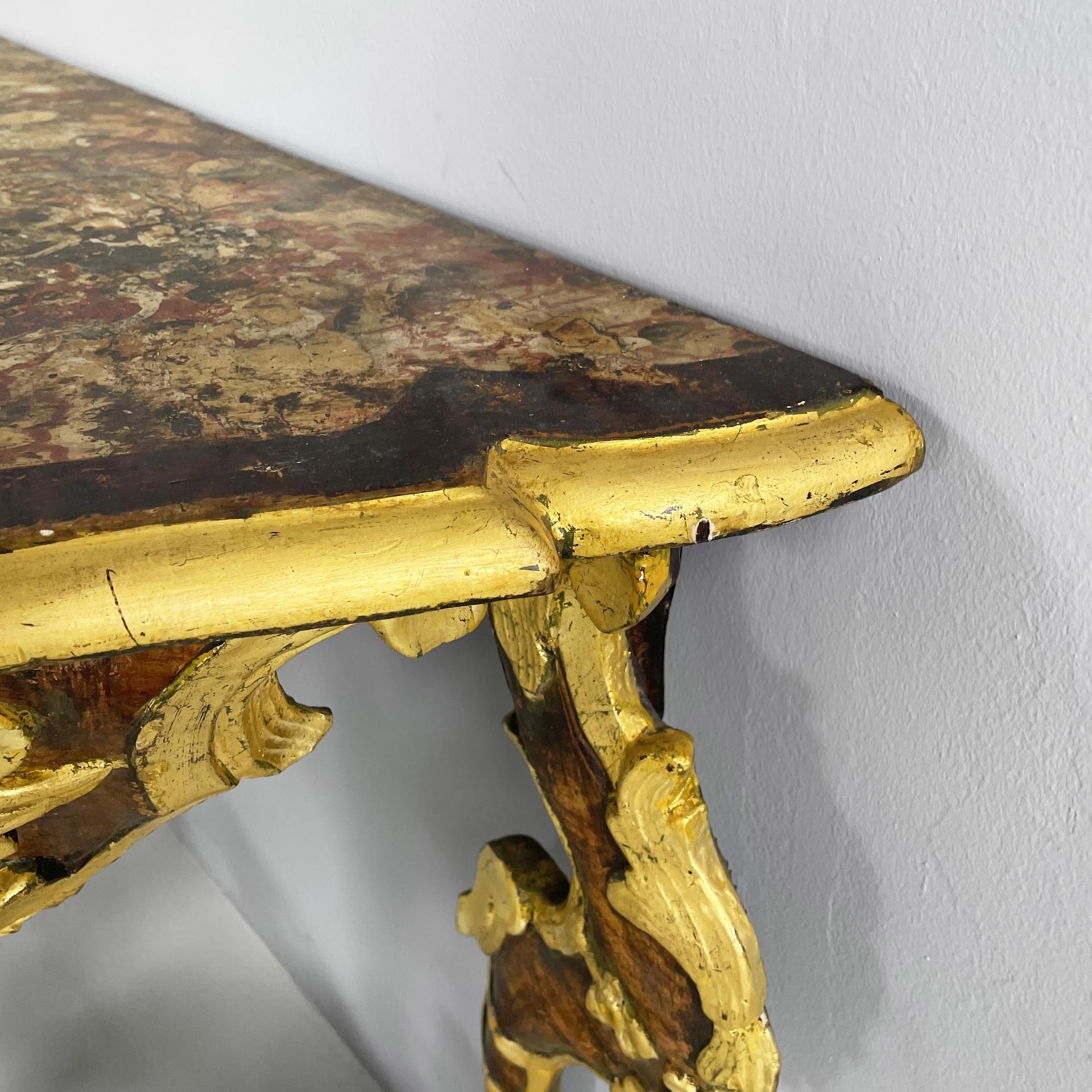 Console italienne en Wood avec un effet de marbre et des profils dorés, années 1700. en vente 3