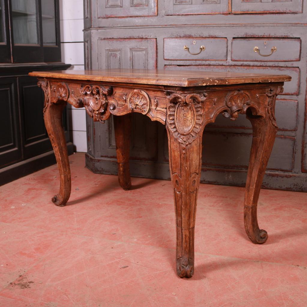 18th century carved Italian walnut console table, 1780.

Dimensions
51 inches (130 cms) wide
24 inches (61 cms) deep
31.5 inches (80 cms) high.