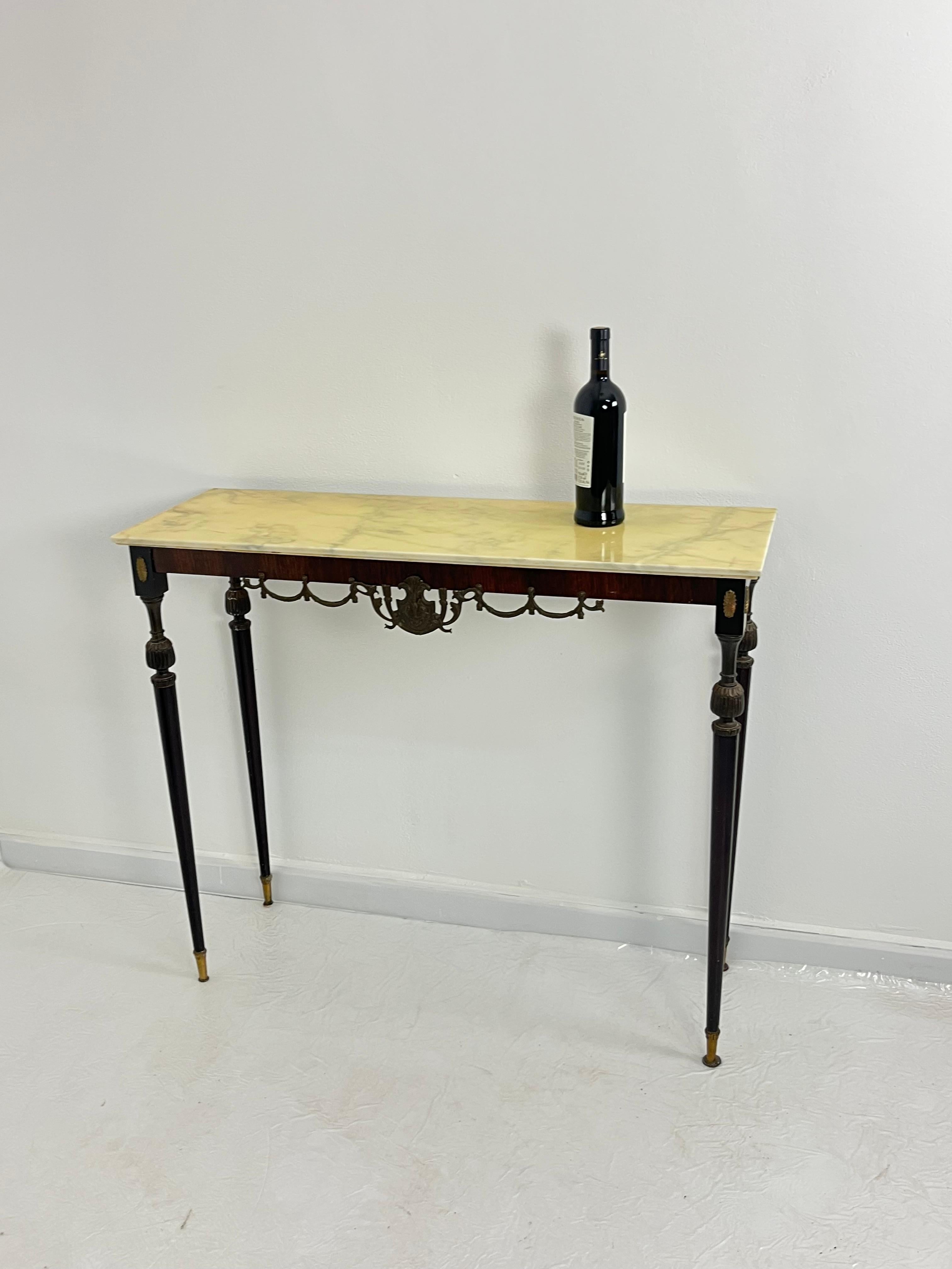 Italian console table in wood, brass, and bronze, marble top, 1950s
Intact and in good condition, with minor signs of wear.

We guarantee fast shipping in a wooden crate with appropriate packaging and DHL courier.