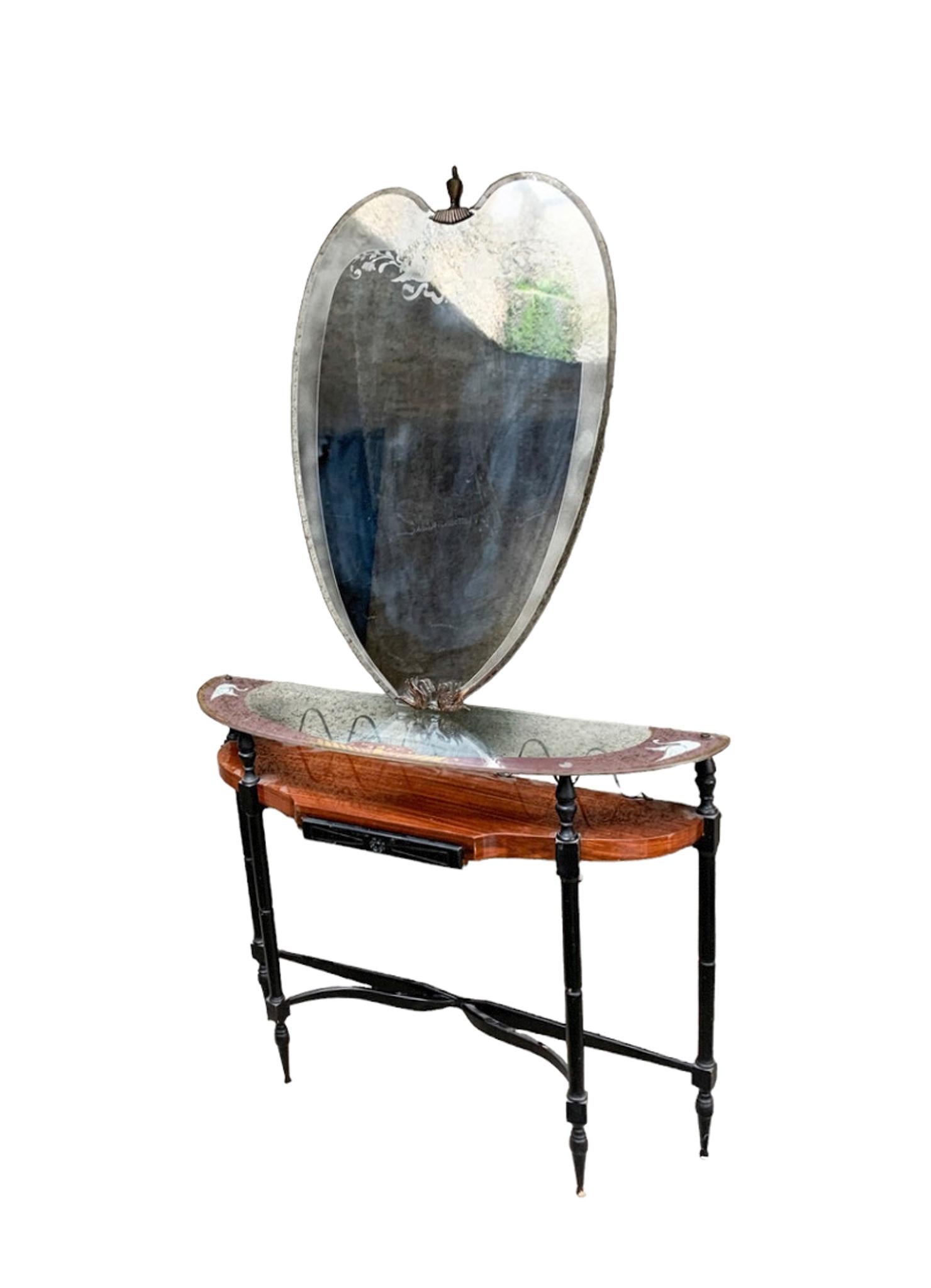 Italienische Konsole mit dekoriertem Spiegel aus den 1950er Jahren

Hier sind die Abmessungen der beiden Teile: 

Tisch Konsole: Ø 102 cm Ø cm 28 h cm 82

Wandspiegel:  Ø cm 87 h cm 107

Der Konsolentisch besteht aus Holz, Eisen und einer