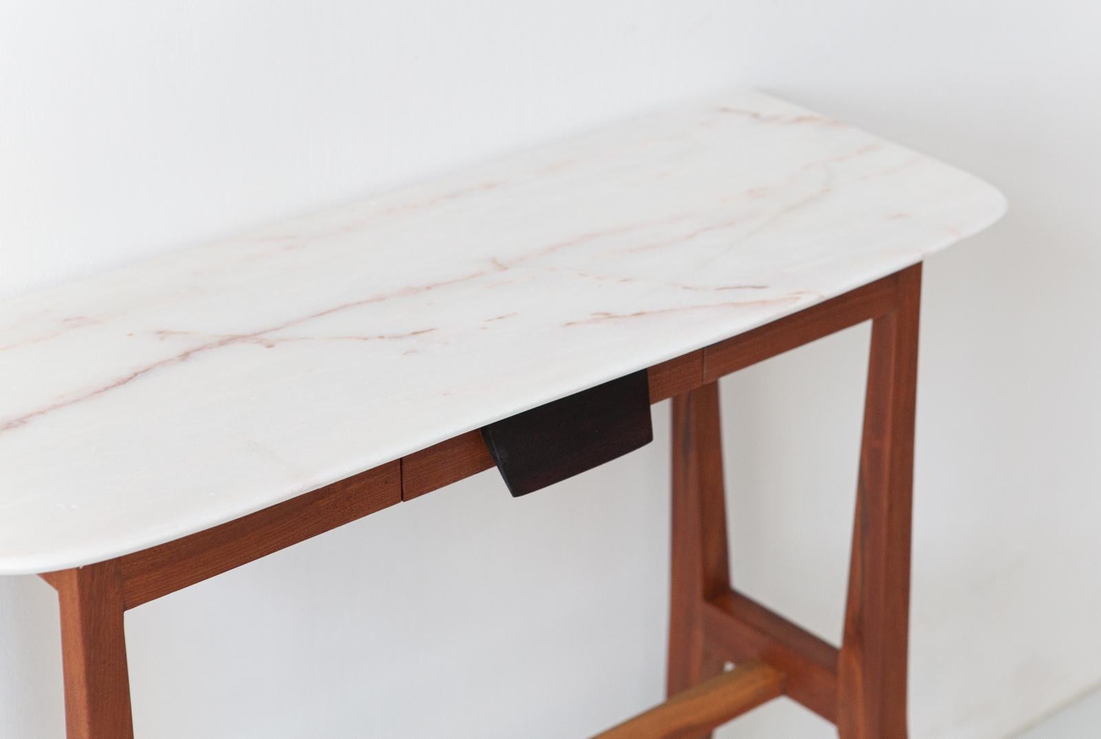 Console table with marble top, manufactured in Italy during the 1950s

Elegant and light design

Completely restored, sanding of the original finish and new light finish with shellac

It can by use as little desk table.