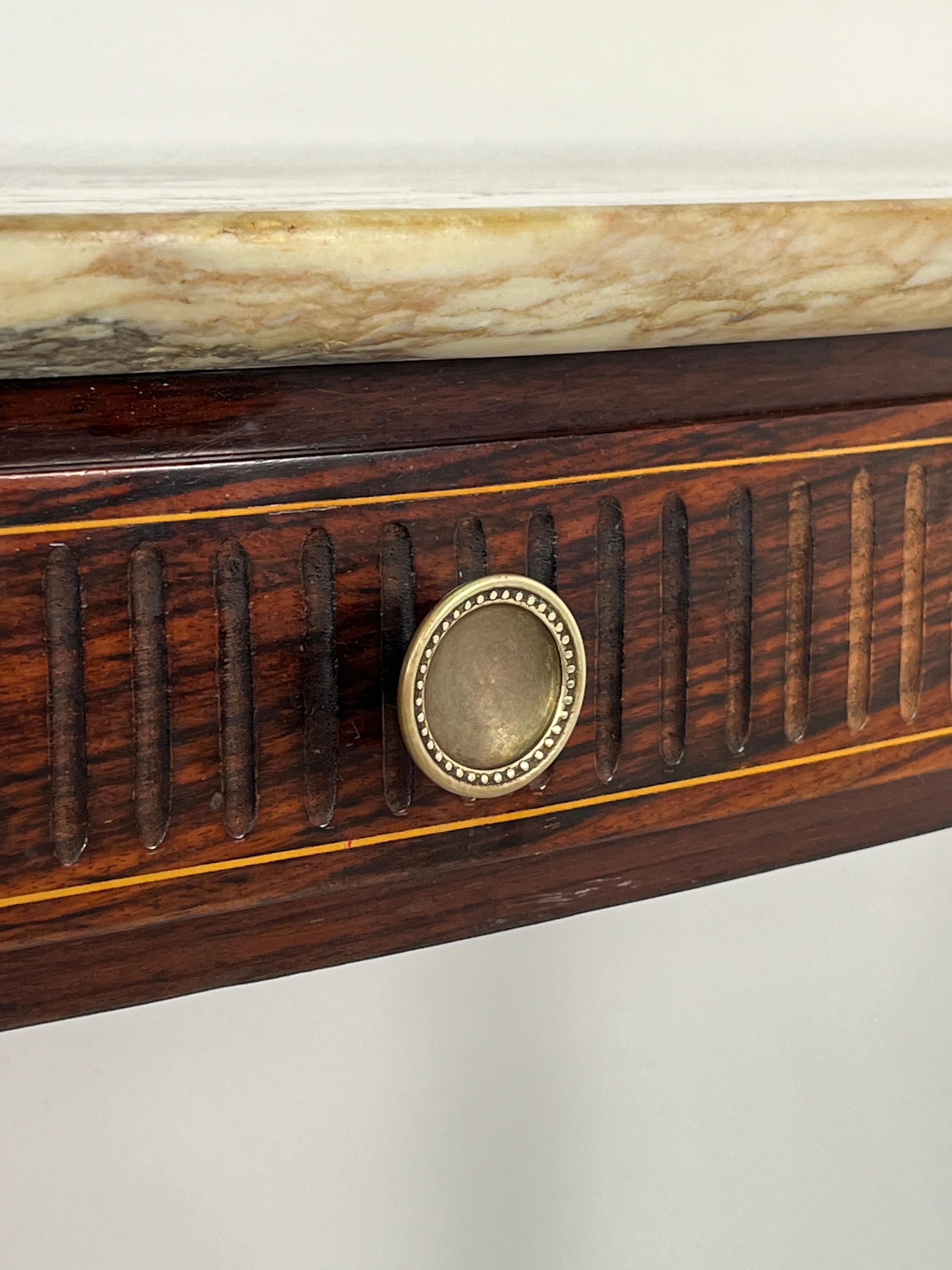 Tavolo consolle italiano del metà del secolo con piano in marmo e dettagli in ottone anni '50 in vendita 4