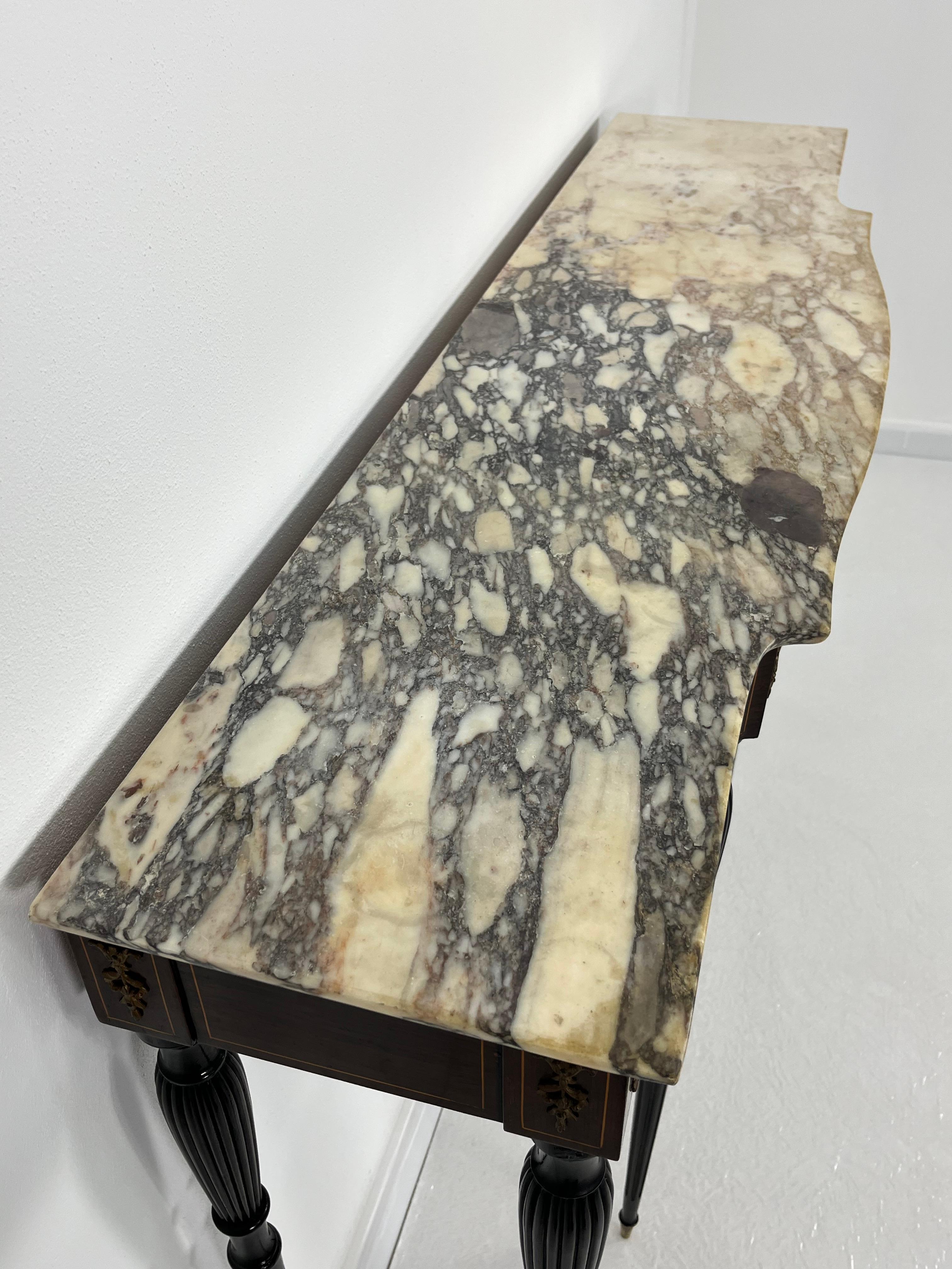 Tavolo consolle italiano del metà del secolo con piano in marmo e dettagli in ottone anni '50 in vendita 5