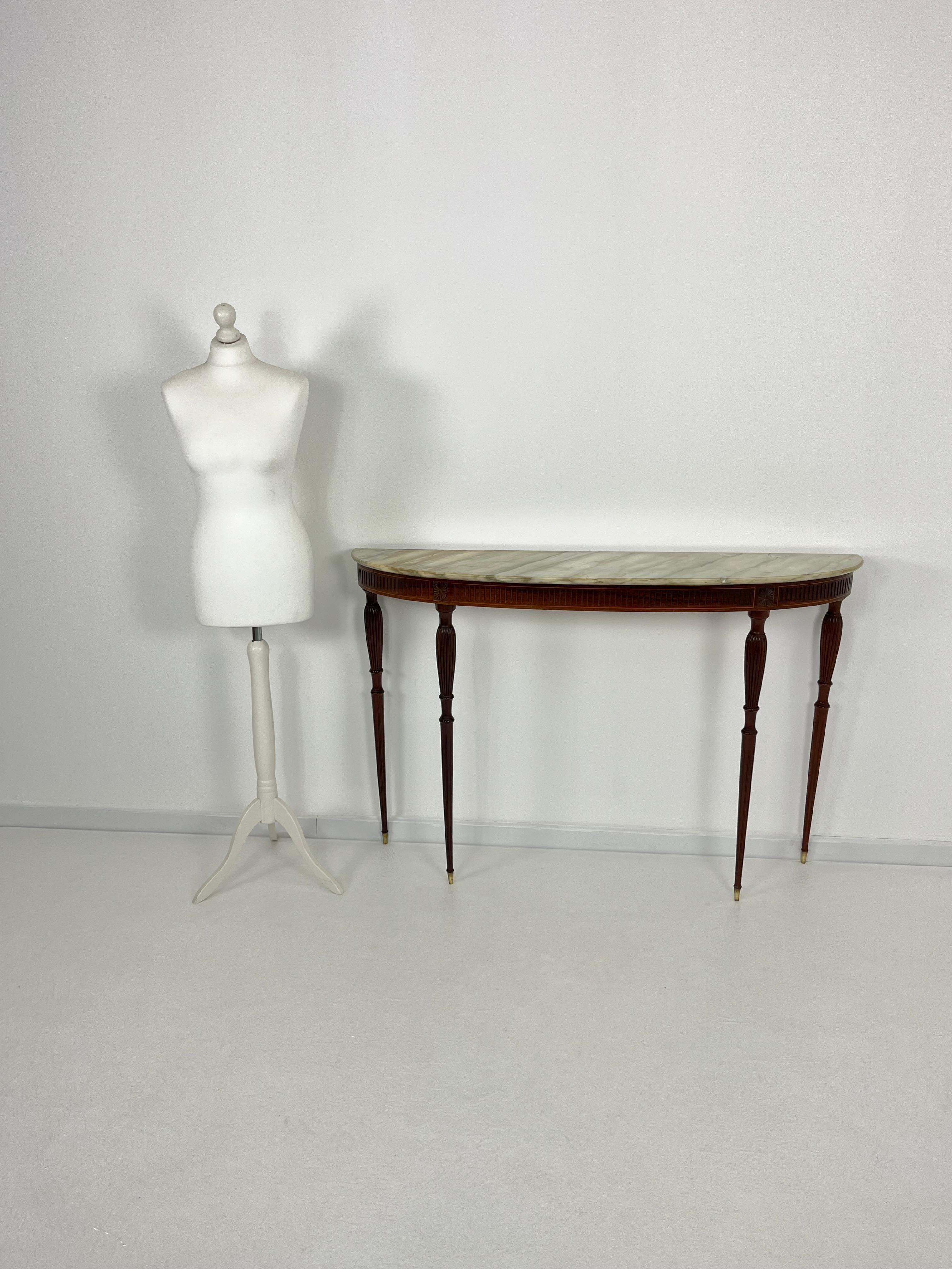 Italienischer Konsolentisch Mid-Century Marmorplatte Messingdetails 1950er Jahre
Intakt und in gutem Zustand. 
Elegantes Beispiel für Made in Italy.

Wir garantieren einen schnellen und präzisen Versand von Kisten, indem wir uns auf die wichtigsten