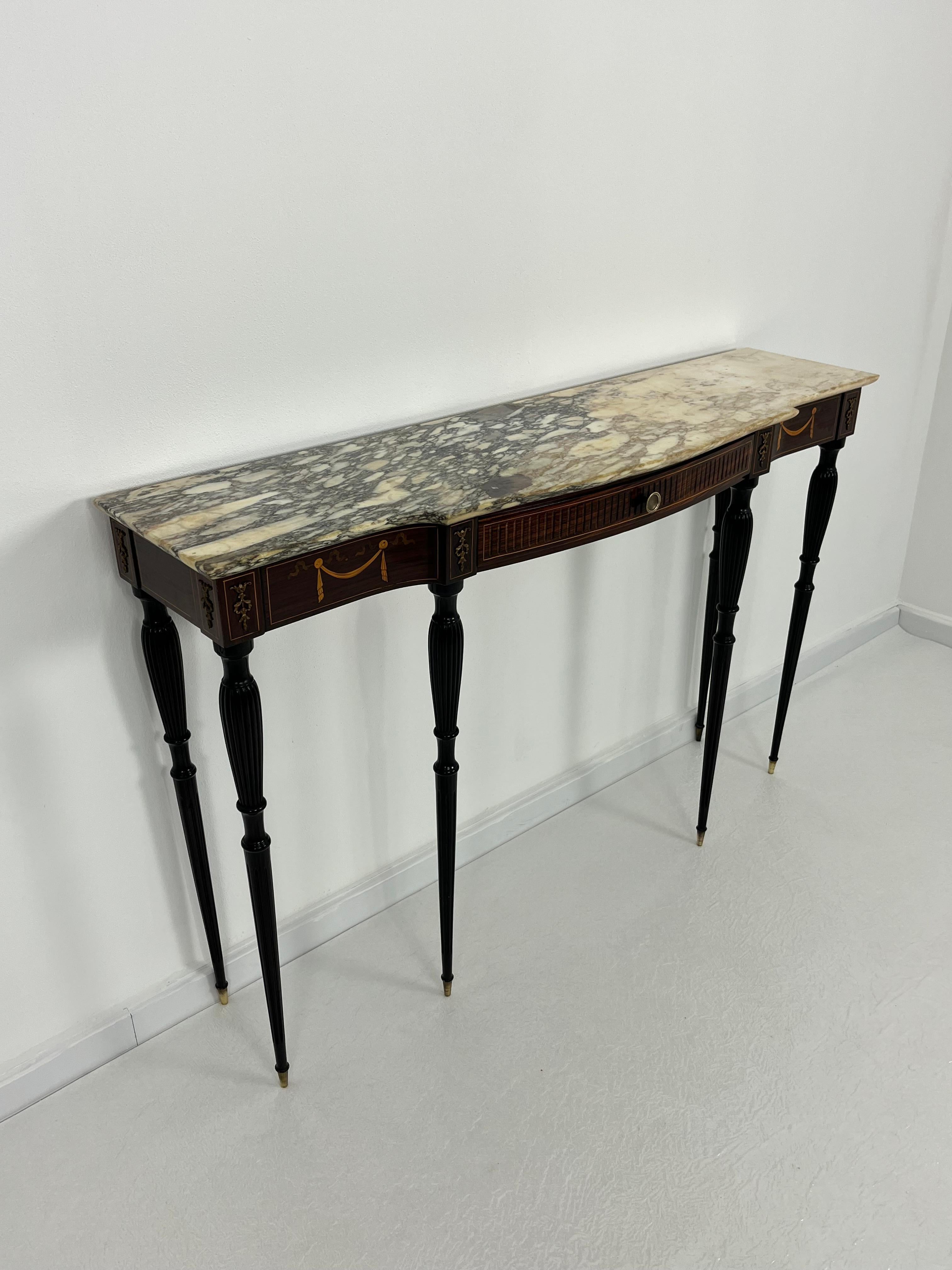 Italiano Tavolo consolle italiano del metà del secolo con piano in marmo e dettagli in ottone anni '50 in vendita