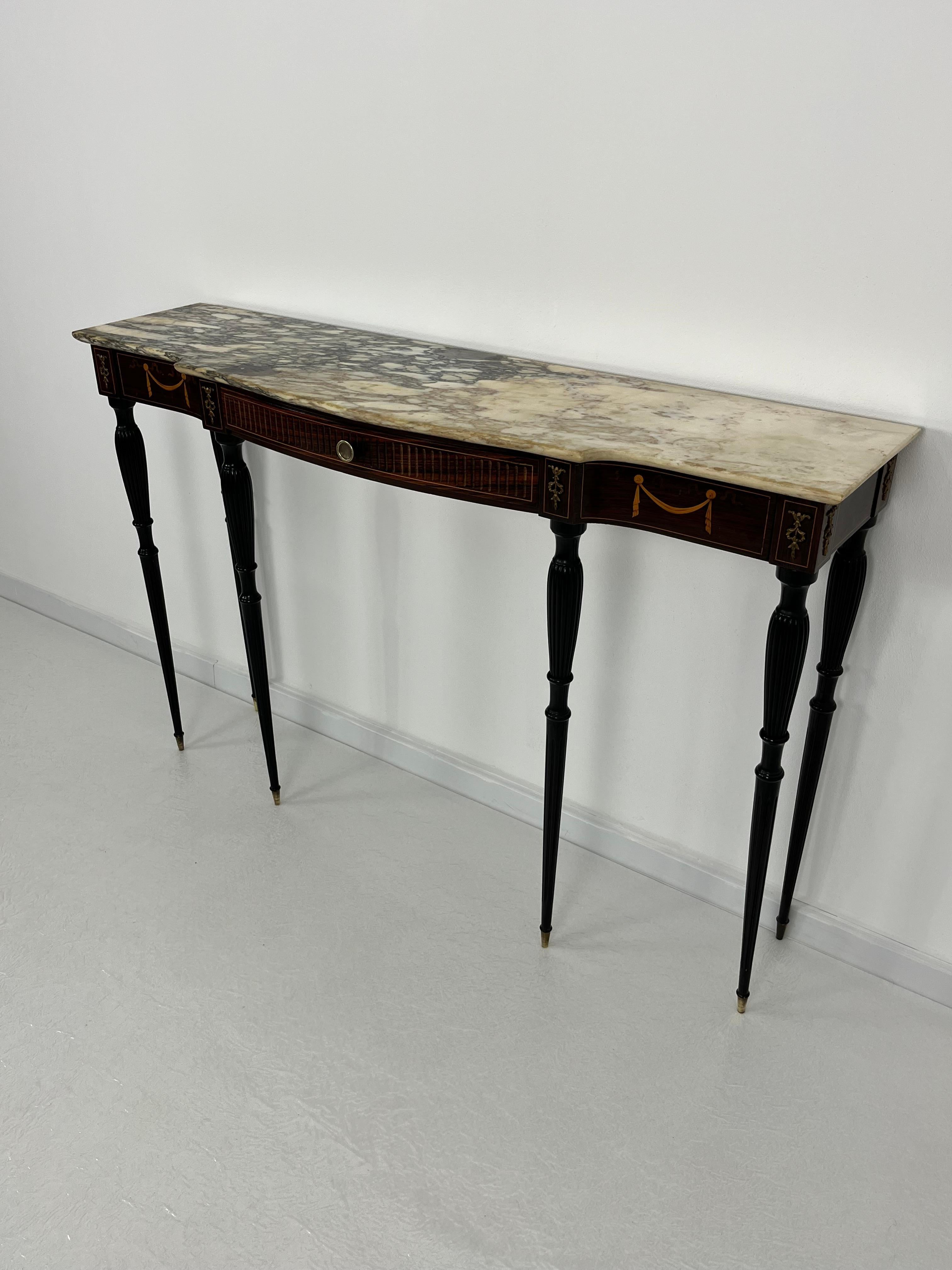 Tavolo consolle italiano del metà del secolo con piano in marmo e dettagli in ottone anni '50 In condizioni buone in vendita a Palermo, IT
