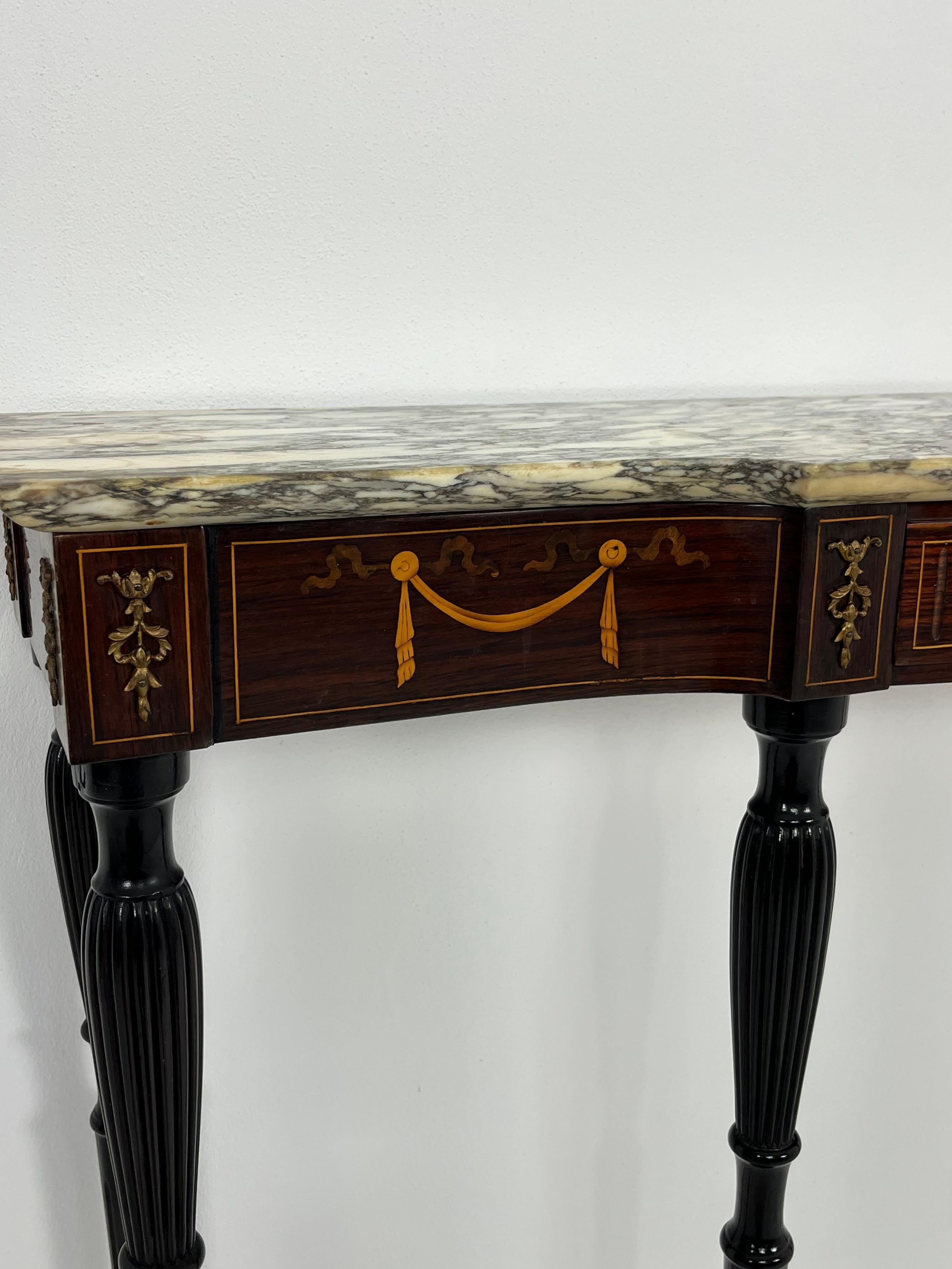 Metà XX secolo Tavolo consolle italiano del metà del secolo con piano in marmo e dettagli in ottone anni '50 in vendita