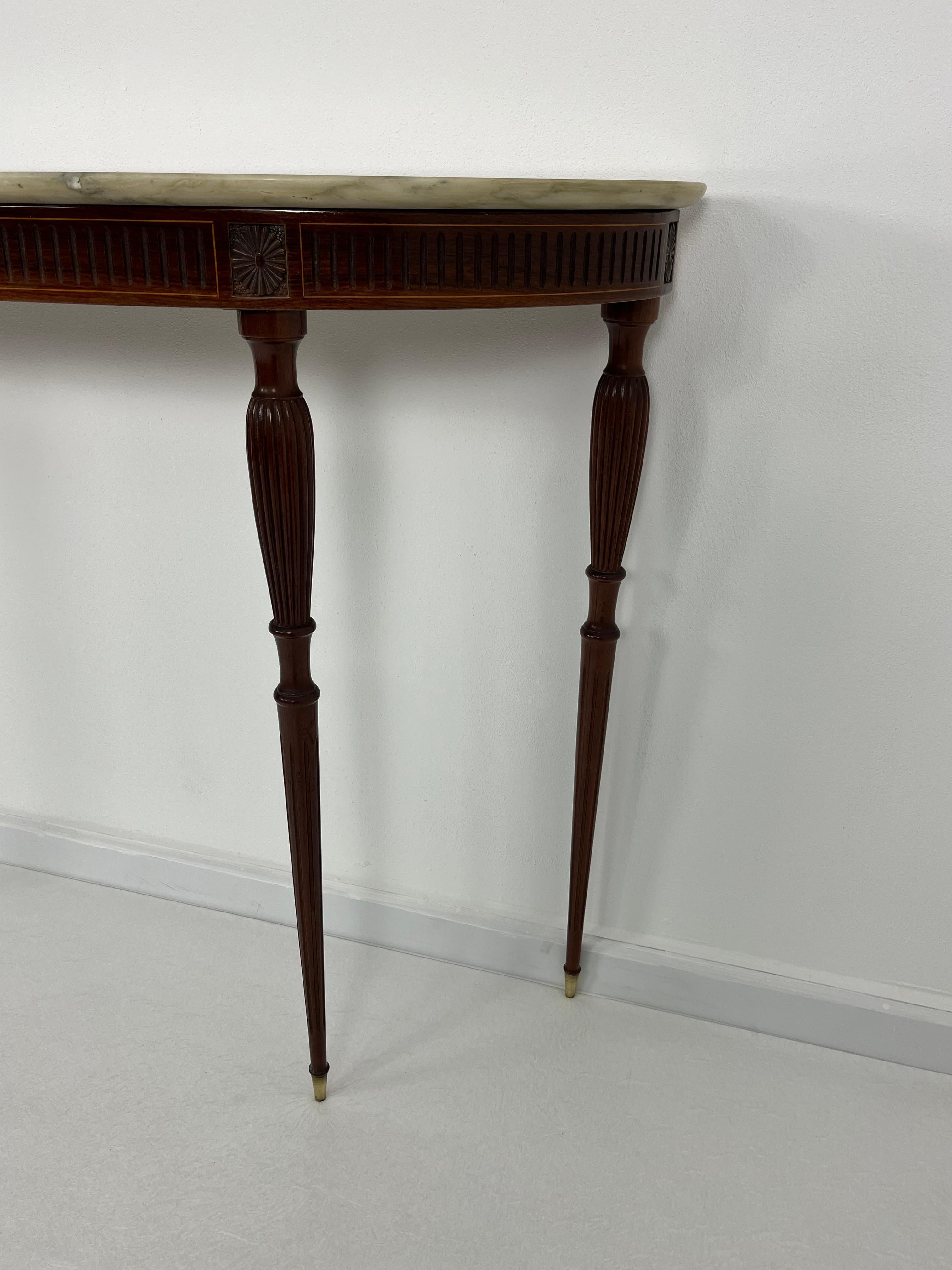 Italienischer Konsolentisch Mid-Century Marmorplatte Messing Details 1950s im Angebot 1