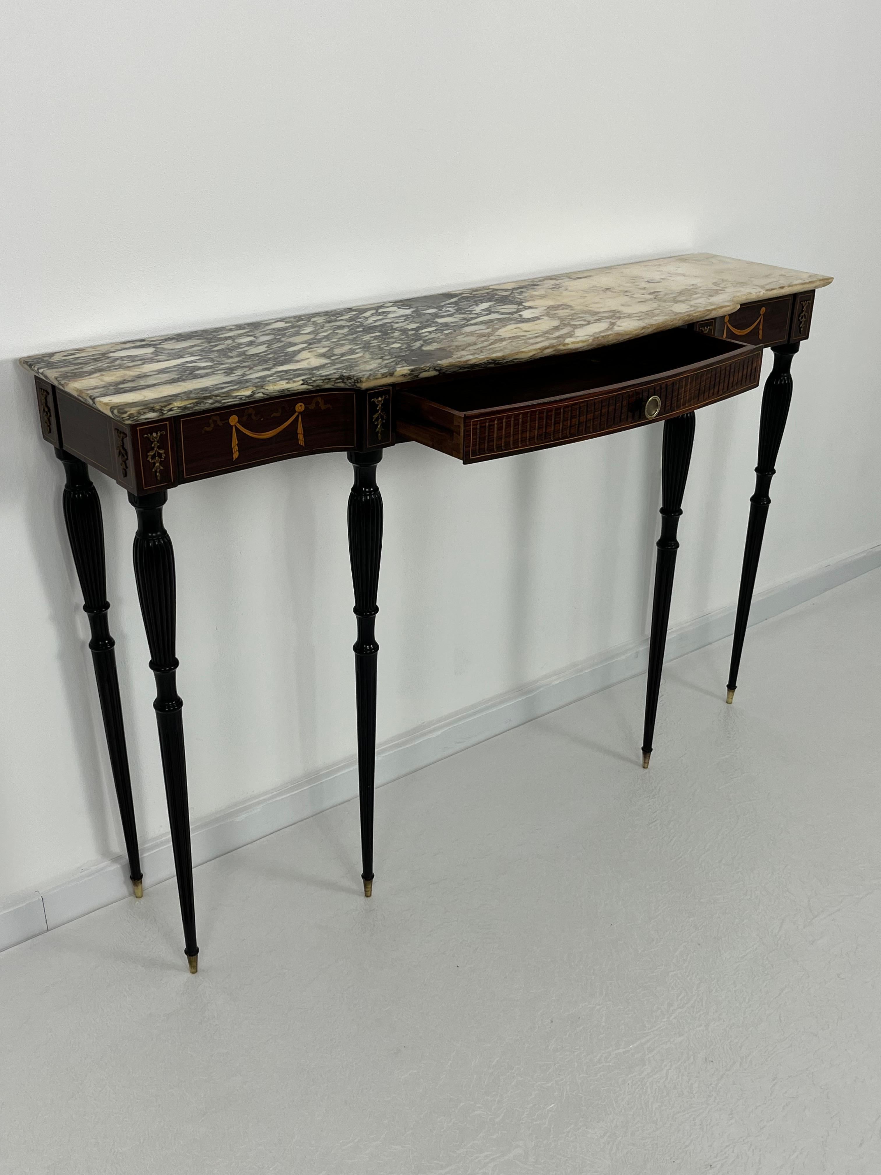 Marmo Tavolo consolle italiano del metà del secolo con piano in marmo e dettagli in ottone anni '50 in vendita