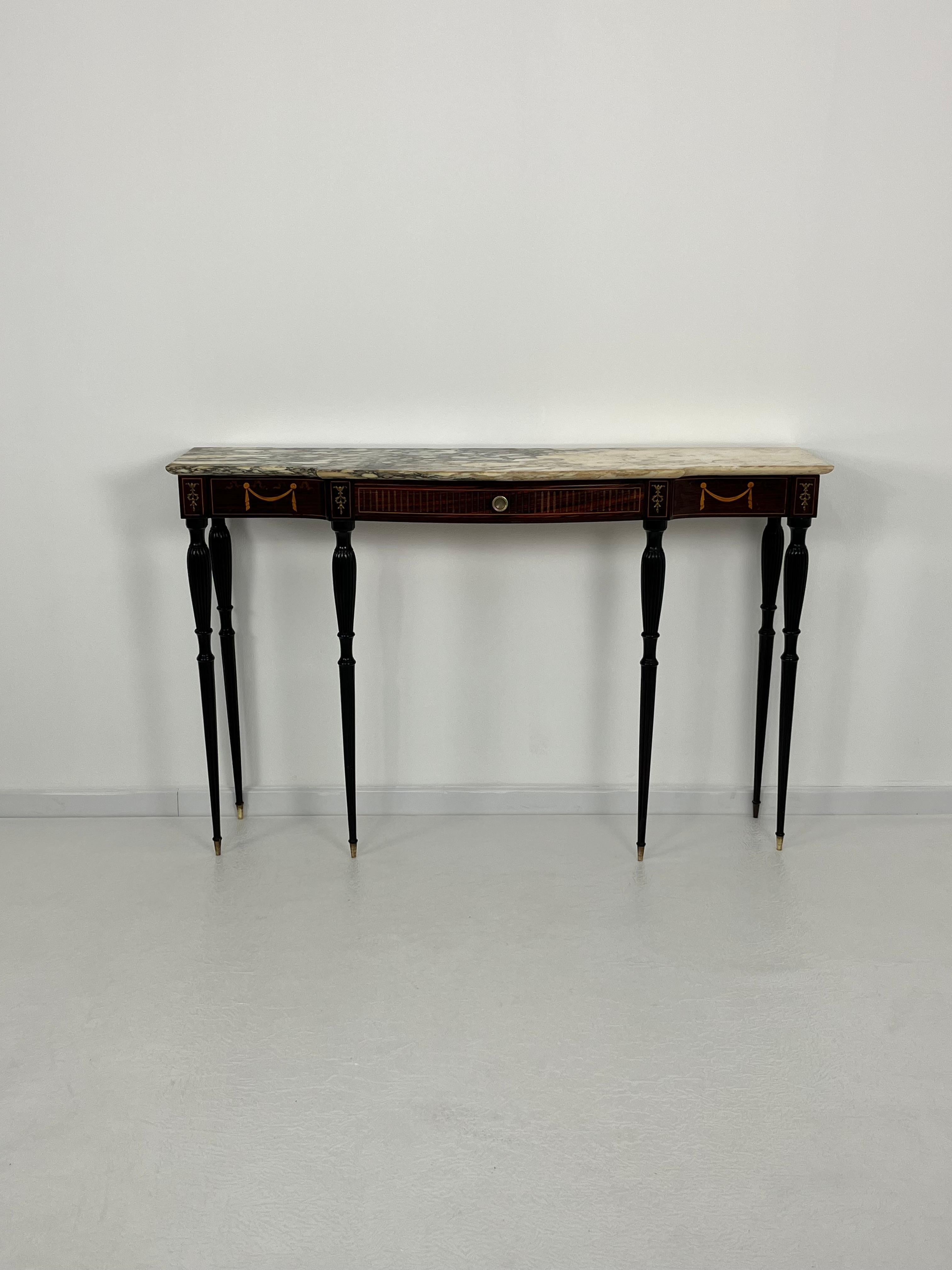 Tavolo consolle italiano del metà del secolo con piano in marmo e dettagli in ottone anni '50 in vendita 1