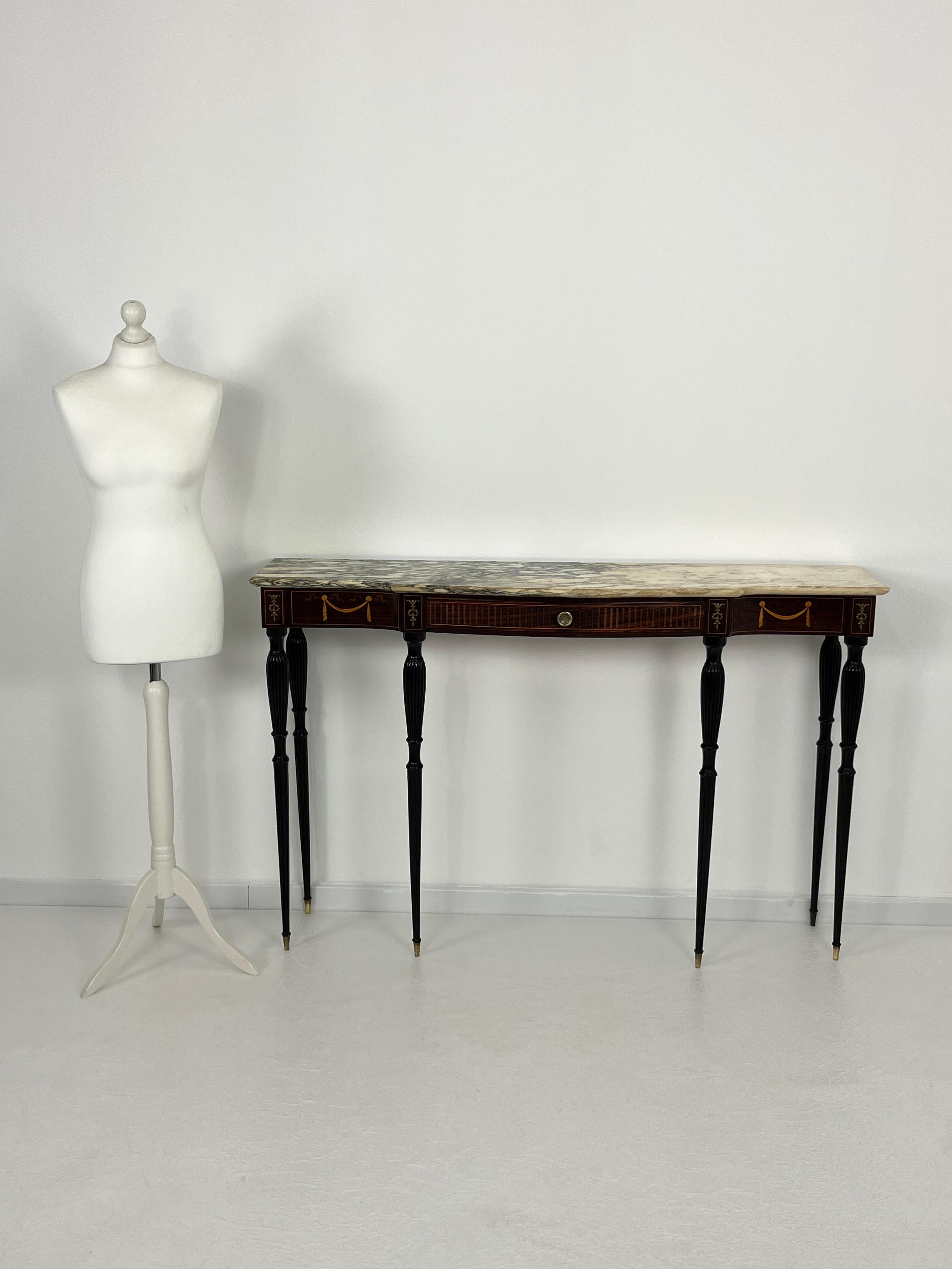 Tavolo consolle italiano del metà del secolo con piano in marmo e dettagli in ottone anni '50 in vendita 2