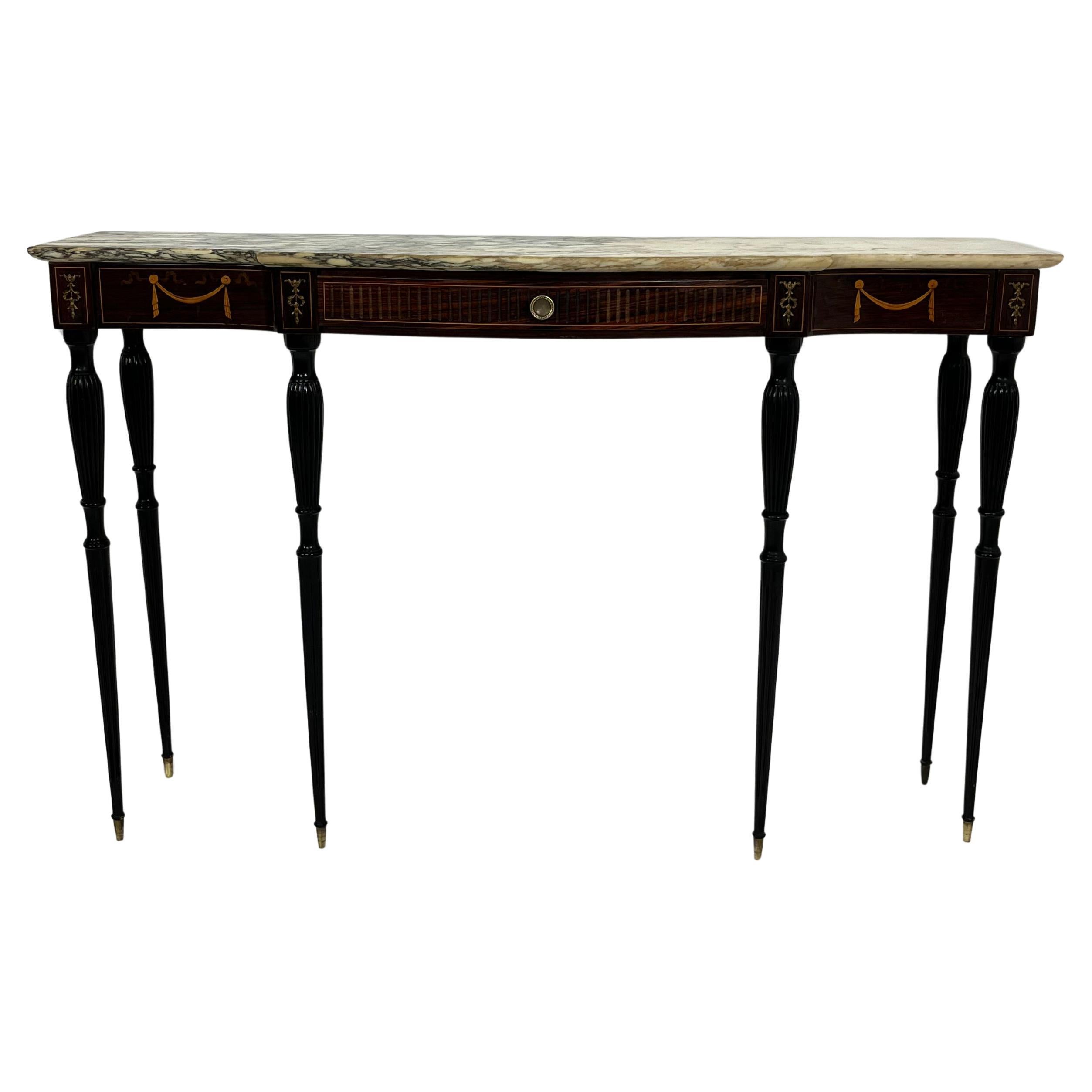 Tavolo consolle italiano del metà del secolo con piano in marmo e dettagli in ottone anni '50