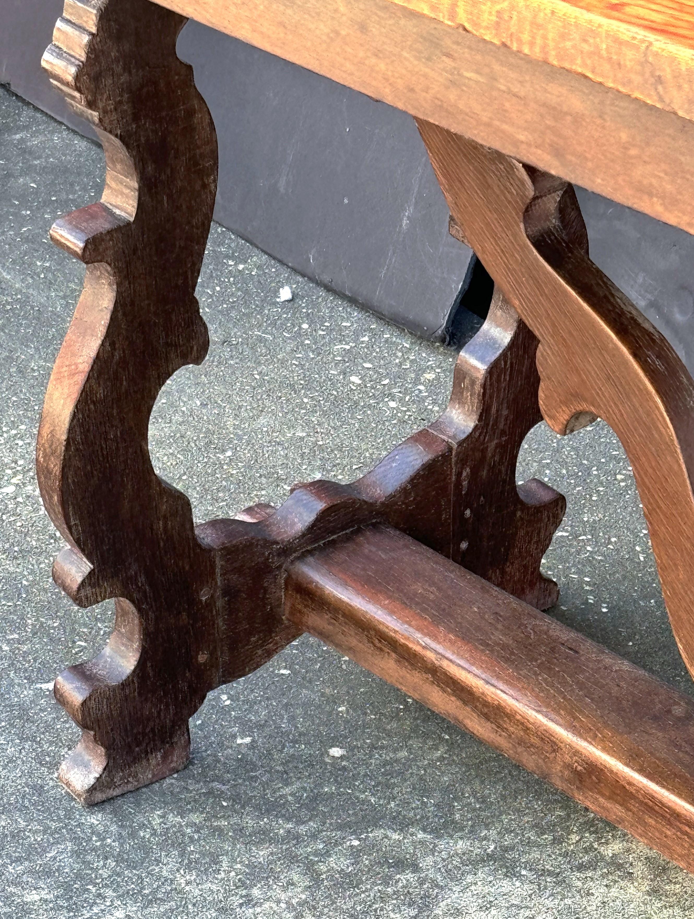 Tavolo da console italiano in noce intagliato a mano dei primi del XIX secolo in vendita 3