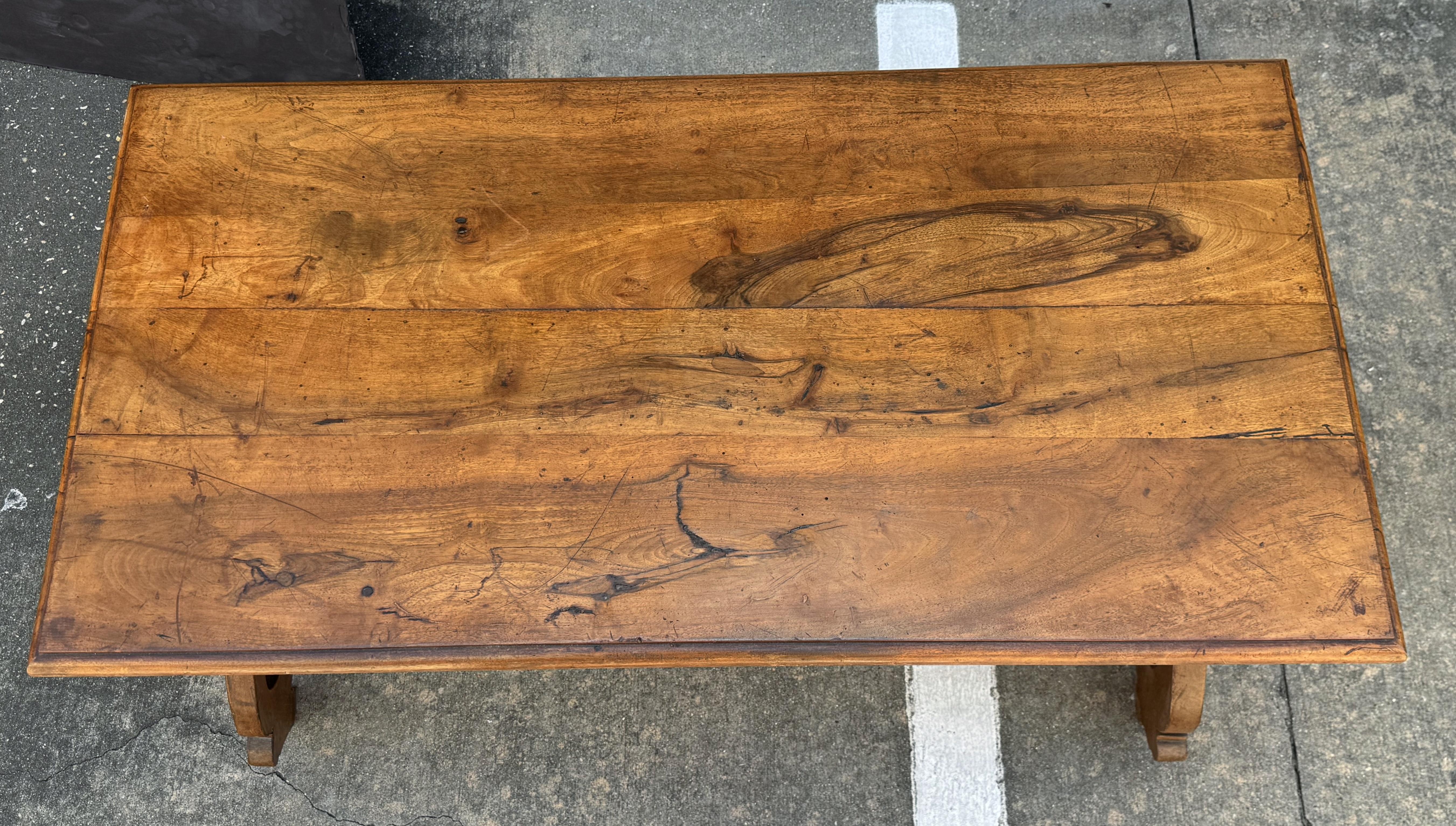 Tavolo da console italiano in noce intagliato a mano dei primi del XIX secolo in vendita 4