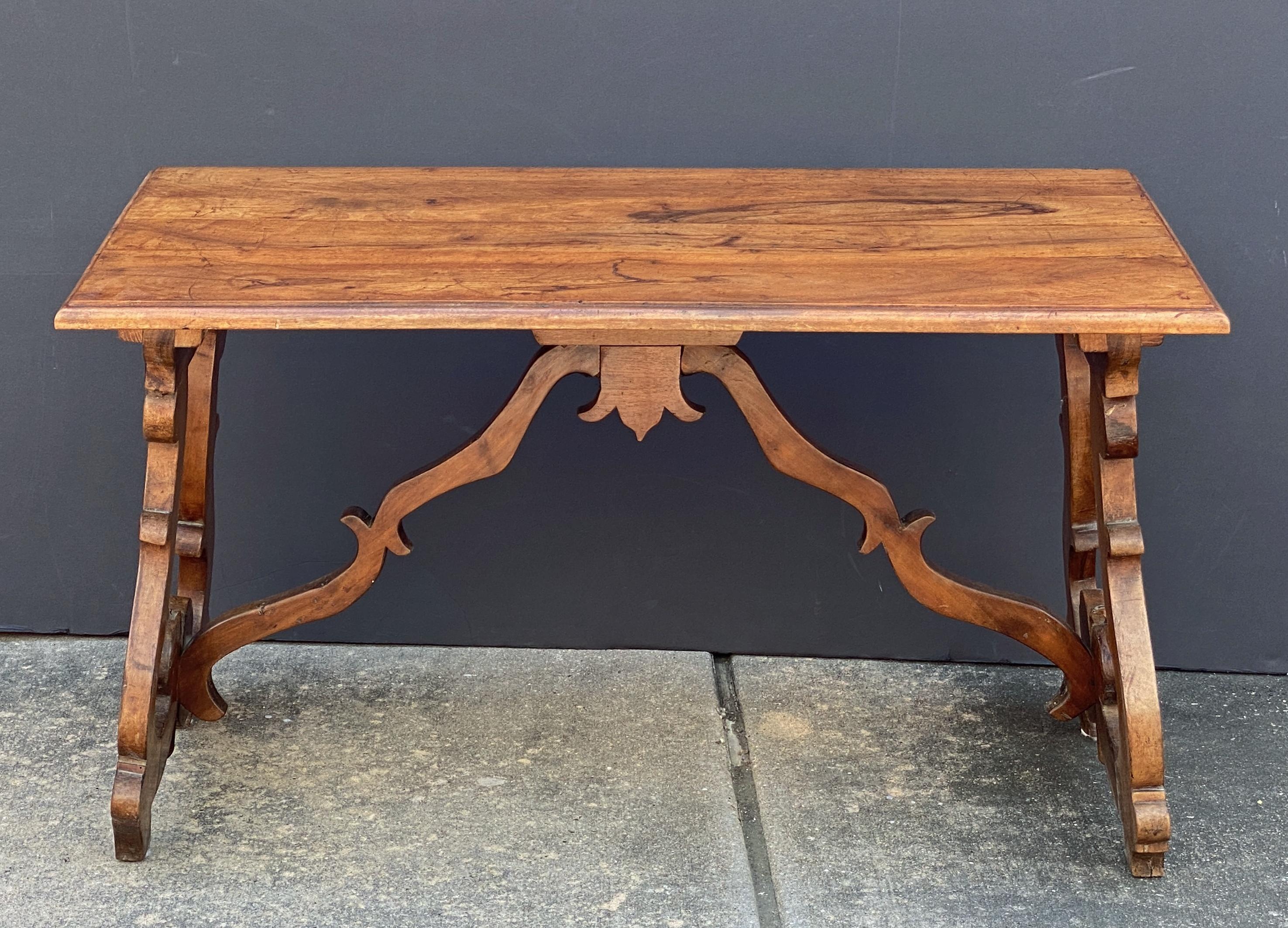 Barocco Tavolo da console italiano in noce intagliato a mano dei primi del XIX secolo in vendita