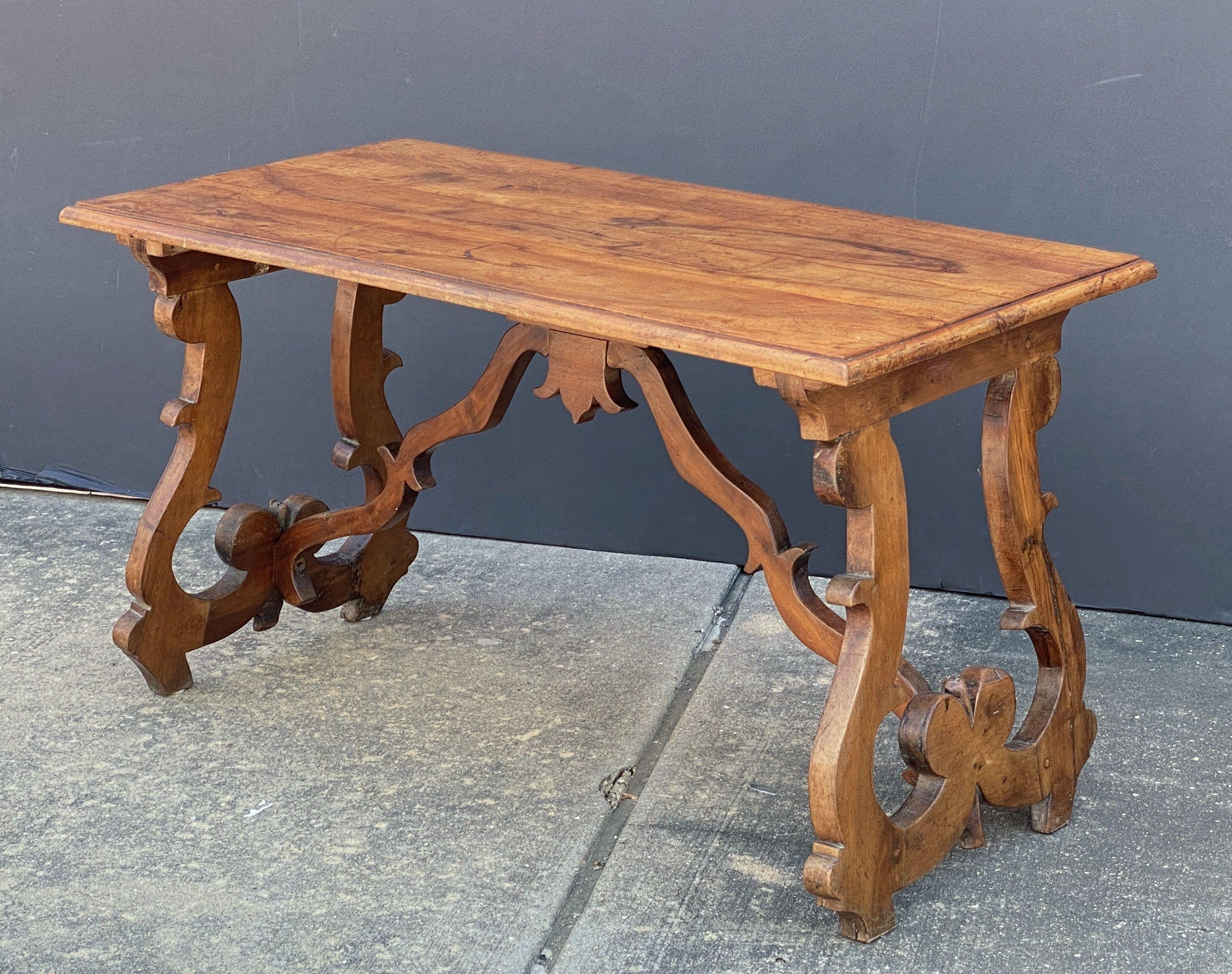 Italiano Tavolo da console italiano in noce intagliato a mano dei primi del XIX secolo in vendita