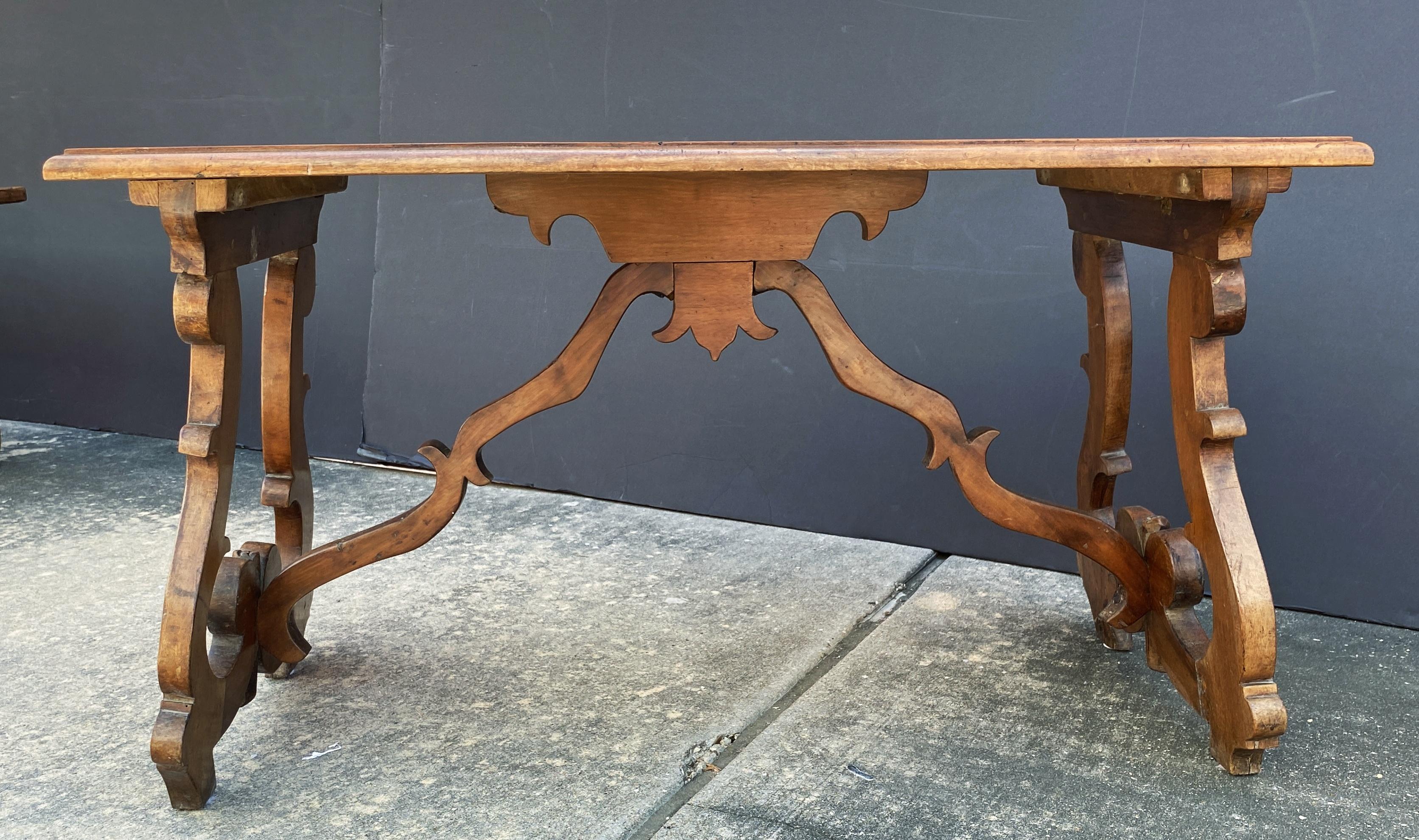 Tavolo da console italiano in noce intagliato a mano dei primi del XIX secolo In condizioni buone in vendita a Austin, TX