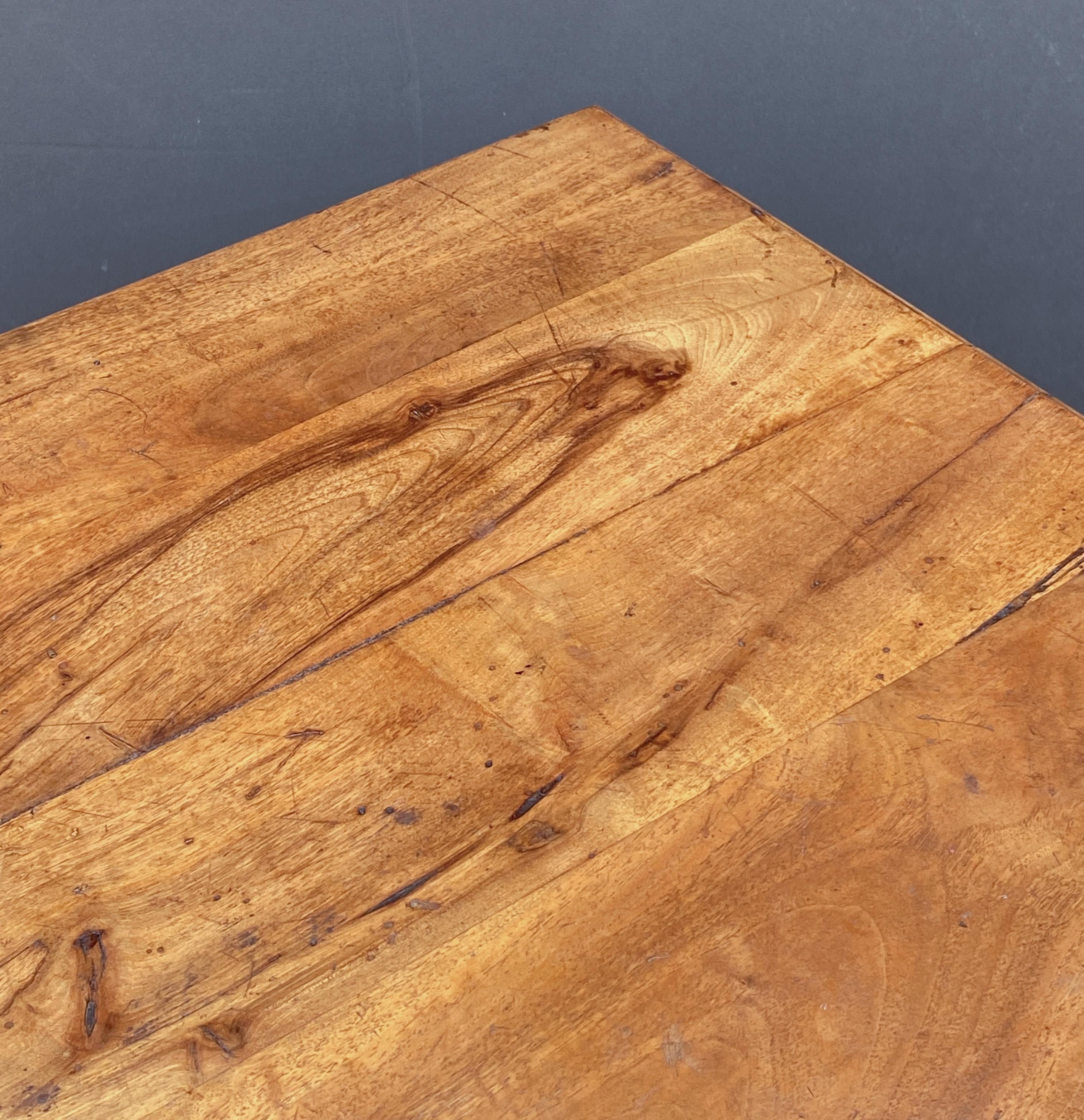 Legno Tavolo da console italiano in noce intagliato a mano dei primi del XIX secolo in vendita